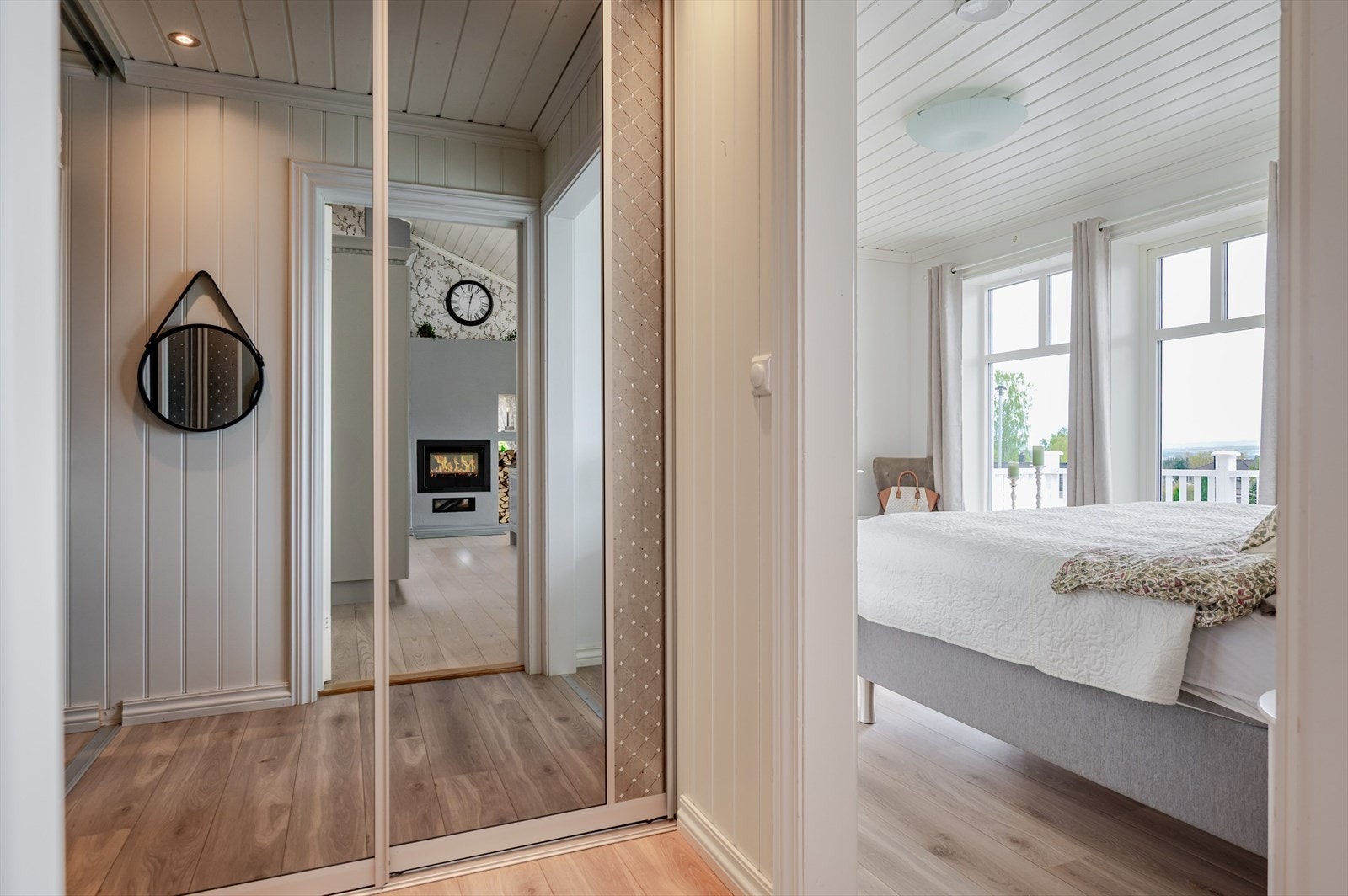 Hovedsuiten har garderoberom, et nydelig soverom med utgang til balkongen, samt adkomst til eget baderom. Gang/garderoberom har rikelig med oppbevaringsplass i to store skyvedørsgarderober med speildører. Galleribilde