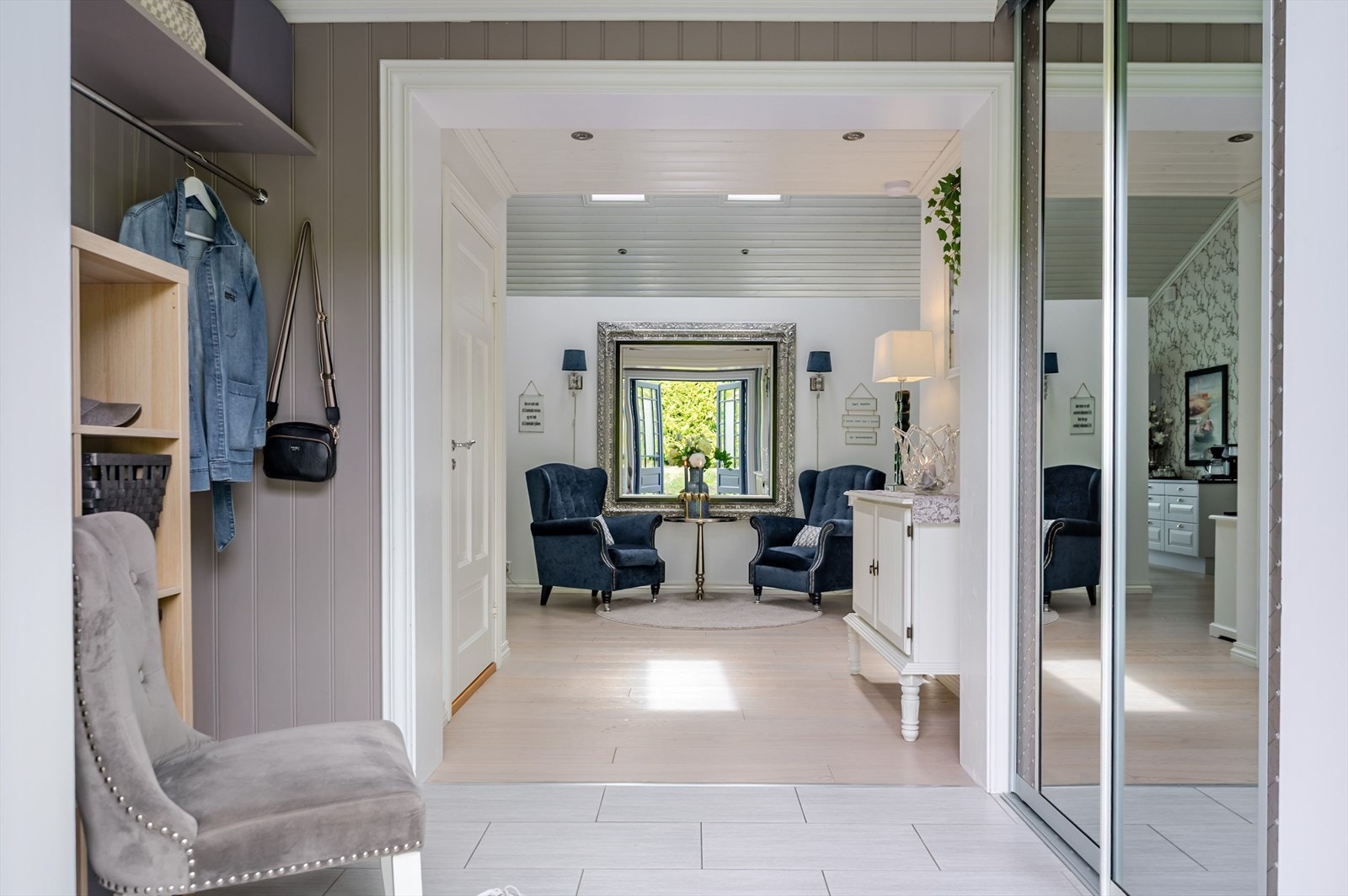 I entréen har du god oppbevaringsplass i stor plassbygget skyvedørsgarderobe med speildører, samt ytterligere plass til oppheng i nisjen på den andre siden. Galleribilde