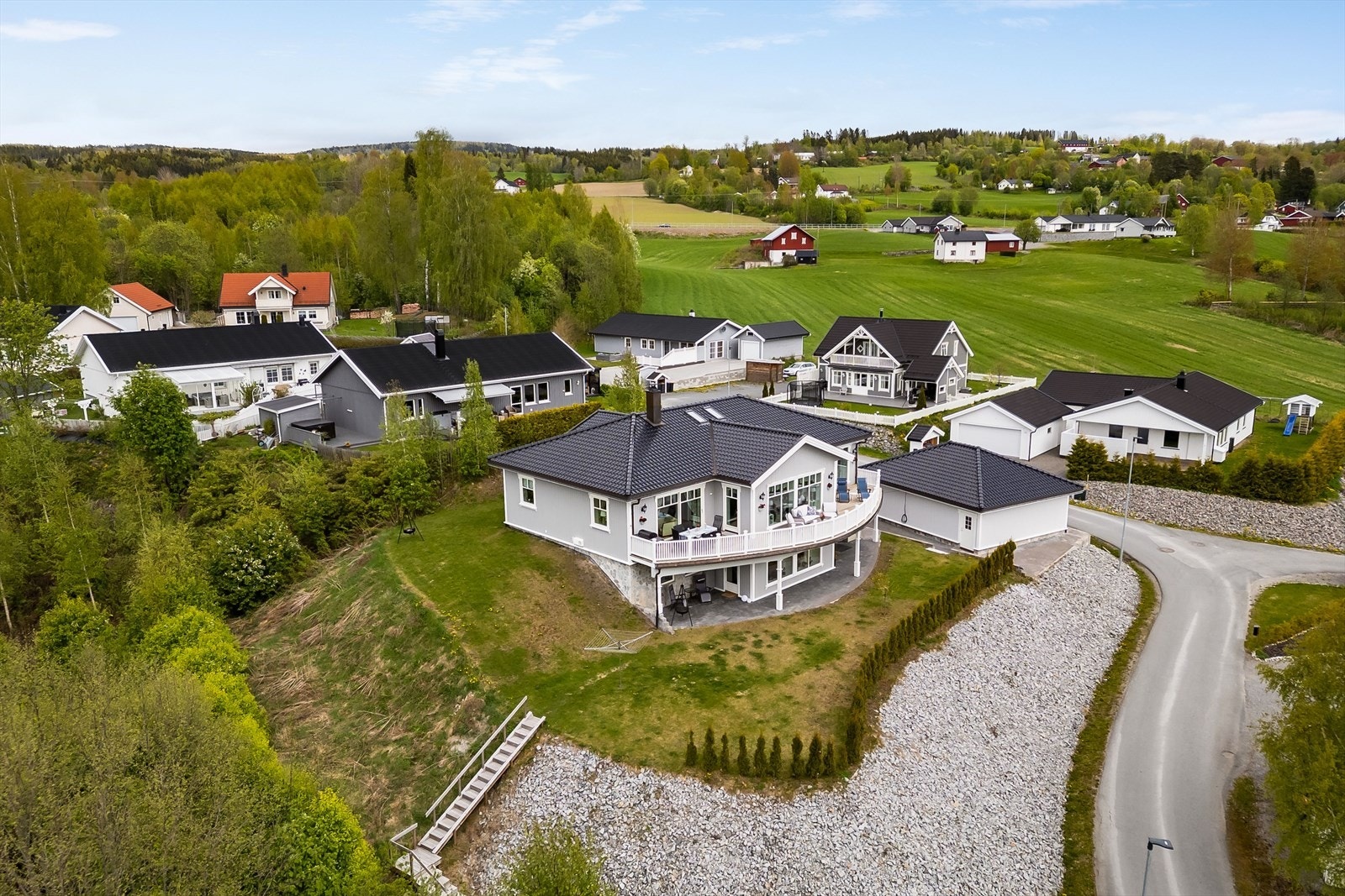 Eiendommen har en fin beliggenhet i et hyggelig og veletablert boligfelt i landlige omgivelser. Barnevennlig beliggenhet i en rolig gate uten gjennomgangstrafikk og med kort gangavstand til både barnehage og barneskole. Galleribilde