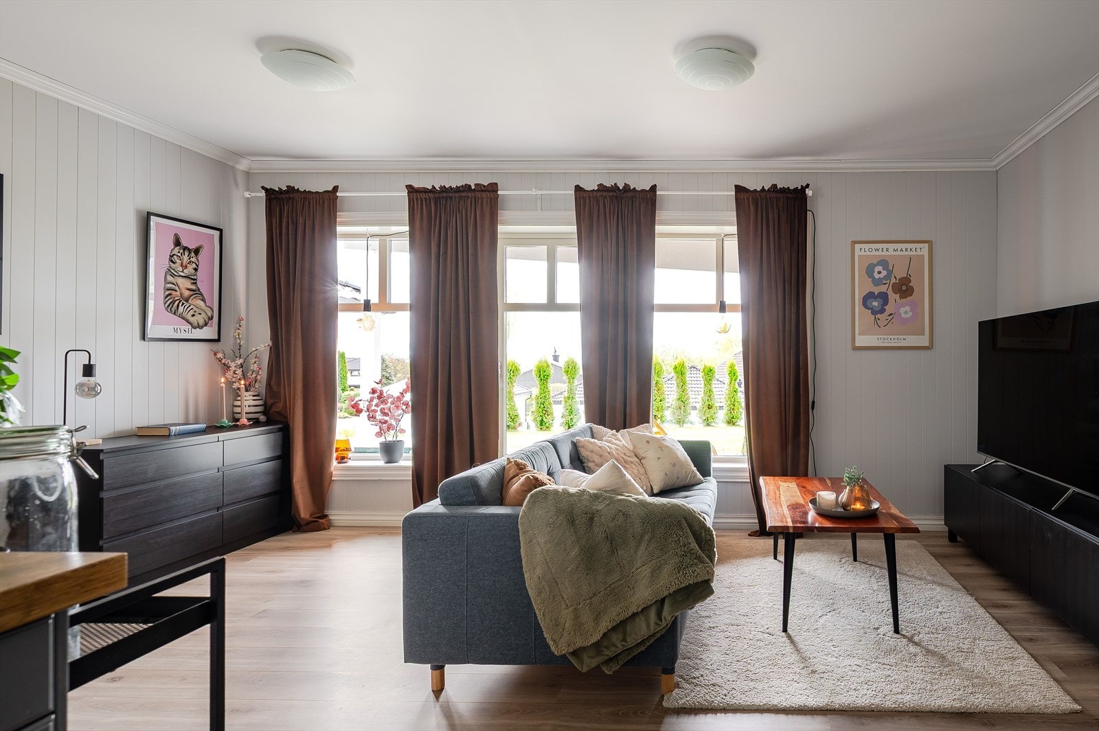 Hybel/sokkelleilighet i underetasjen per salgsoppgavedato utleid for kr. 8 500,- per måned. Leietaker har egen strøm. Galleribilde