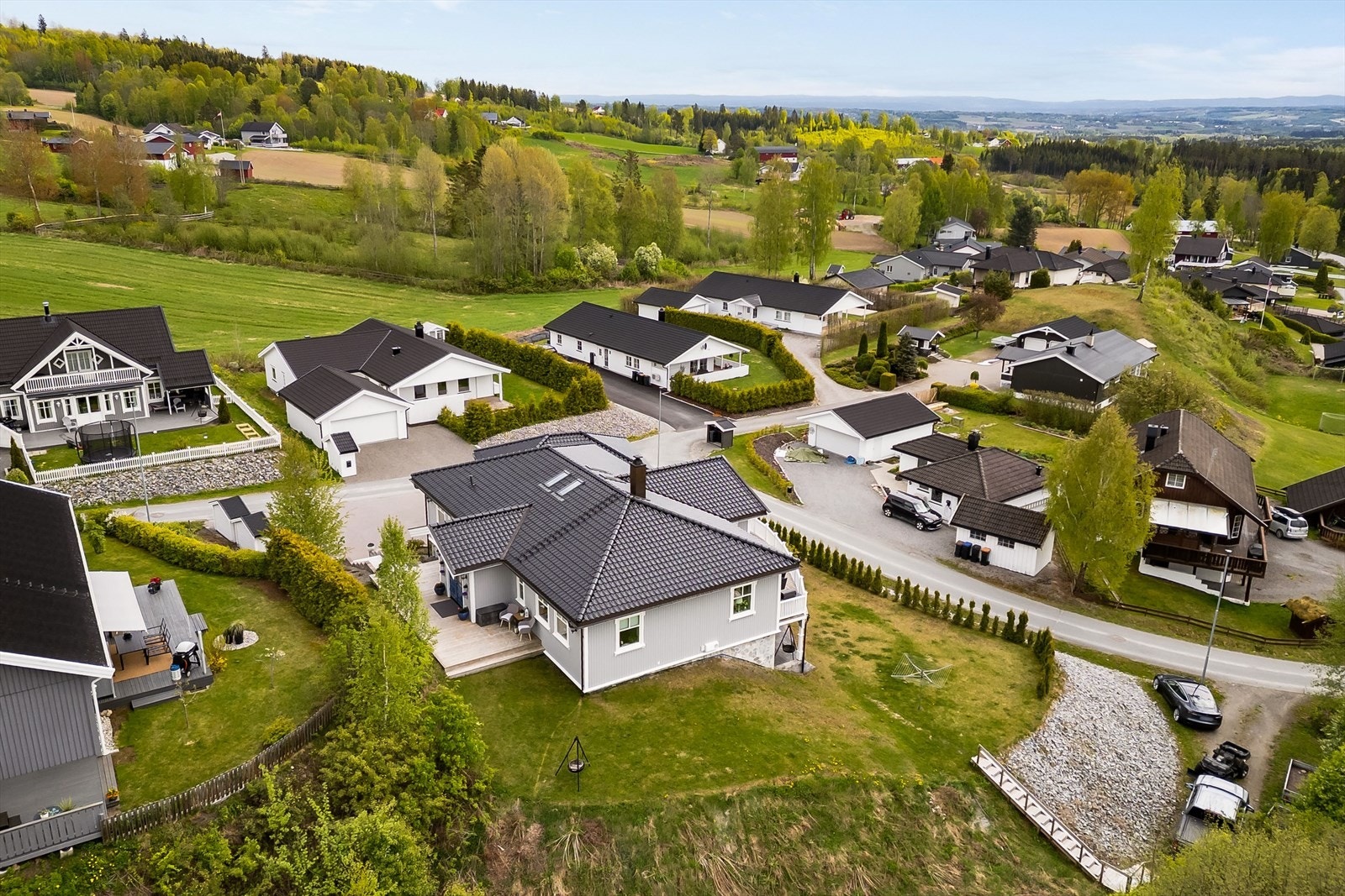 Fine tur- og skimuligheter i umiddelbar nærhet. Kylstad skole er et samlingspunkt med store lekeareal for både sommer- og vinteraktiviteter med bla. ballbinge, fotballbane, opplyst akebakke, skøytebane og skibakke. Galleribilde