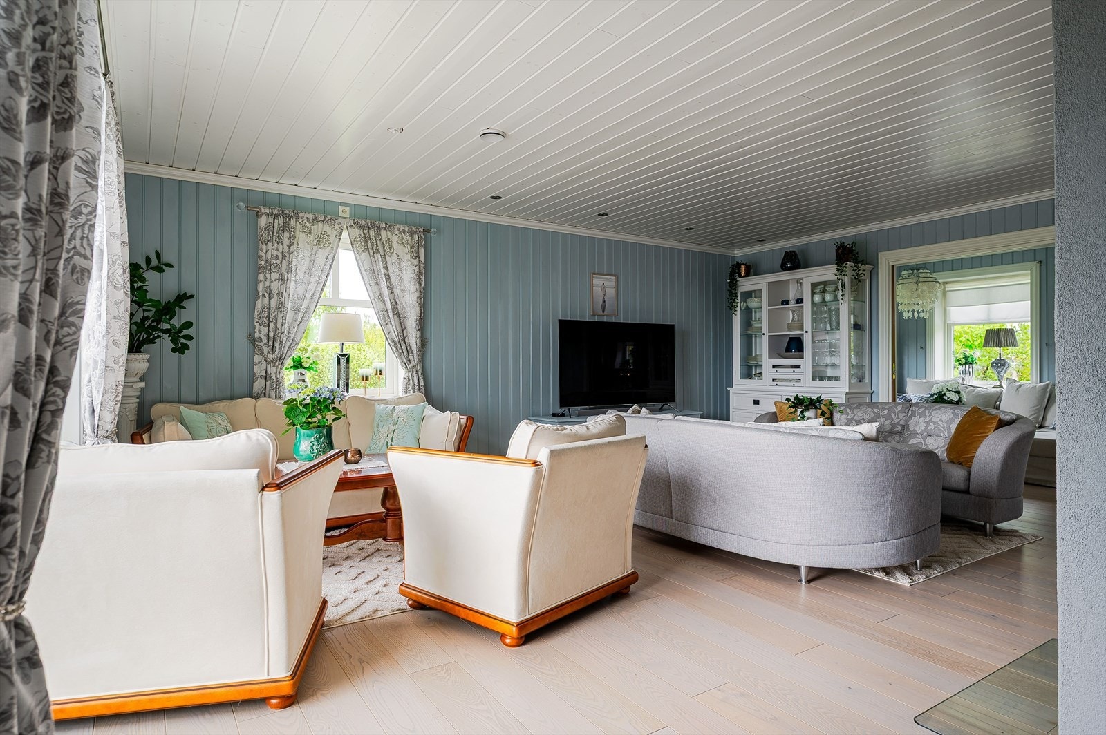 Høy standard med enstavs parkett av grå Ask på gulv, malt panel på veggene, skjult elektrisk anlegg og downlights i himlingen. Galleribilde