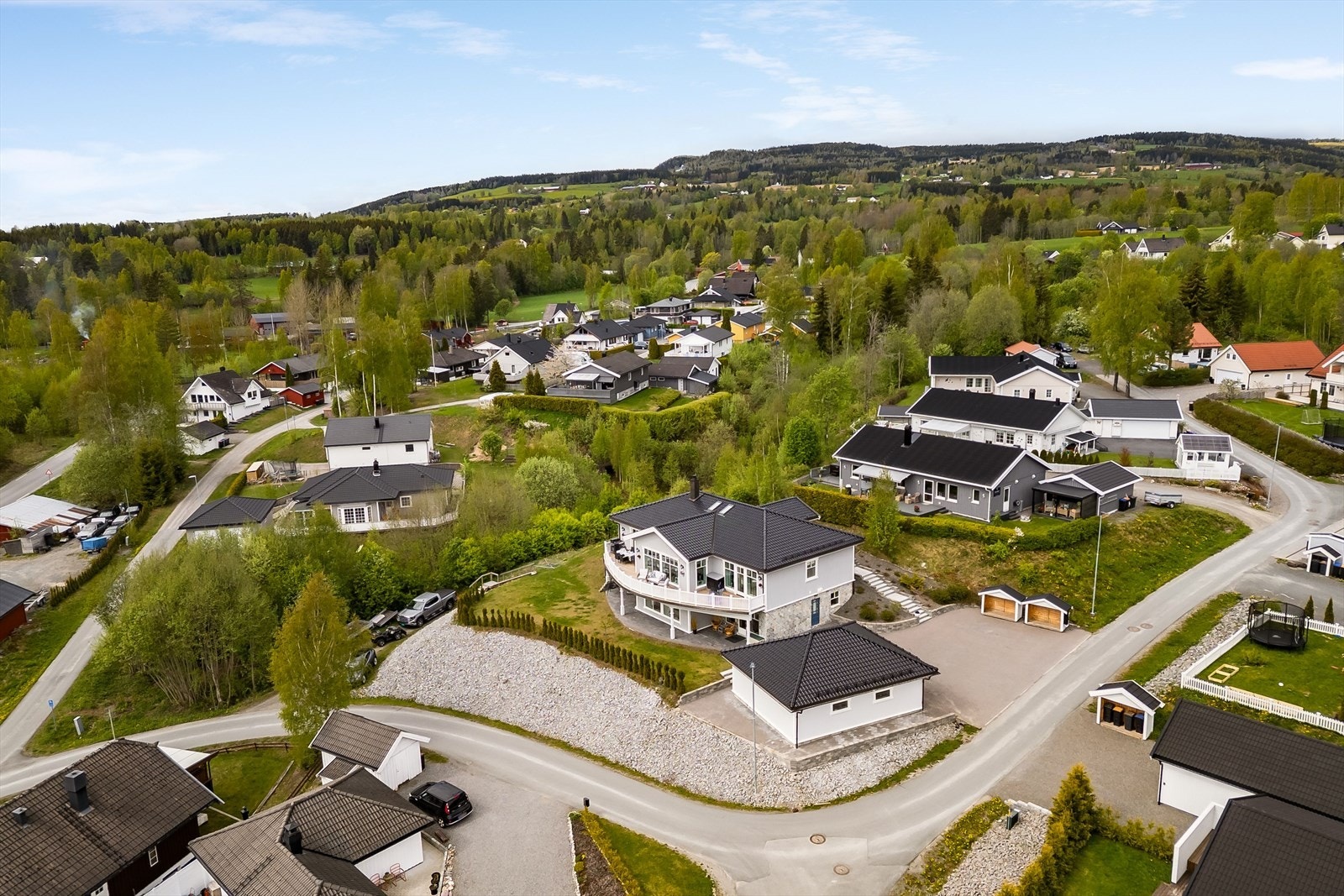 Eiendommen har en fin beliggenhet i et hyggelig og veletablert boligfelt i landlige omgivelser. Galleribilde