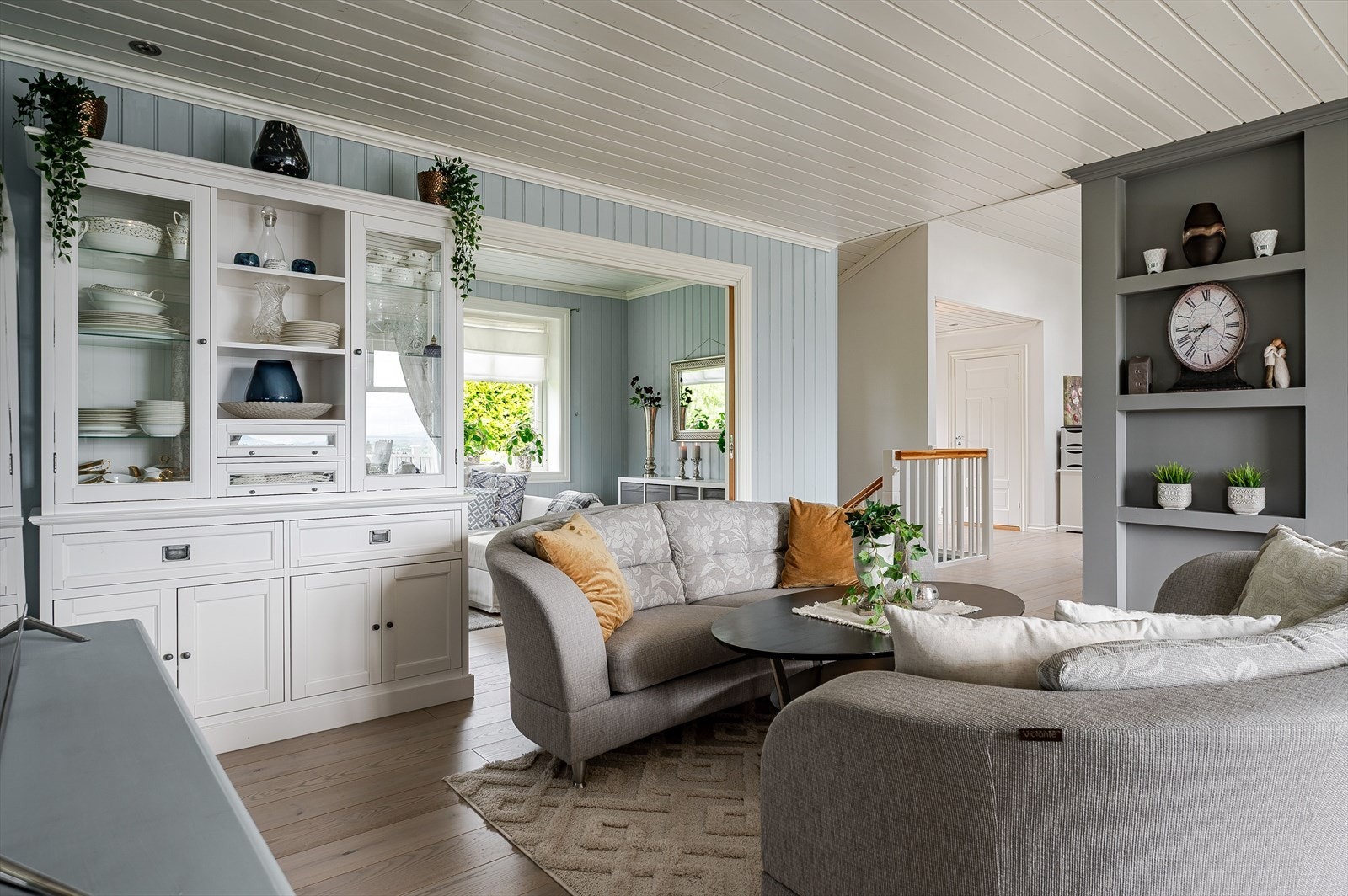 Det er i dag etablert et bibliotek i deler av stuen. Mellom rommene er det to flotte skyvedører av Eik med frostede glass. Galleribilde