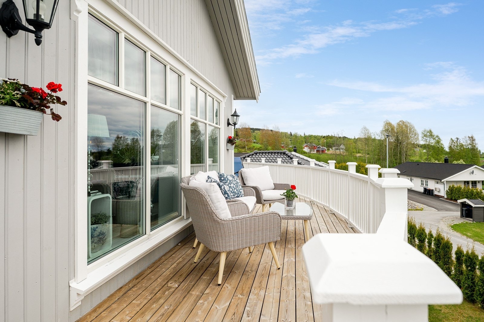 Balkongen vender mot både syd, vest og øst som sørger for svært gode solforhold fra morgen til kveld. Galleribilde