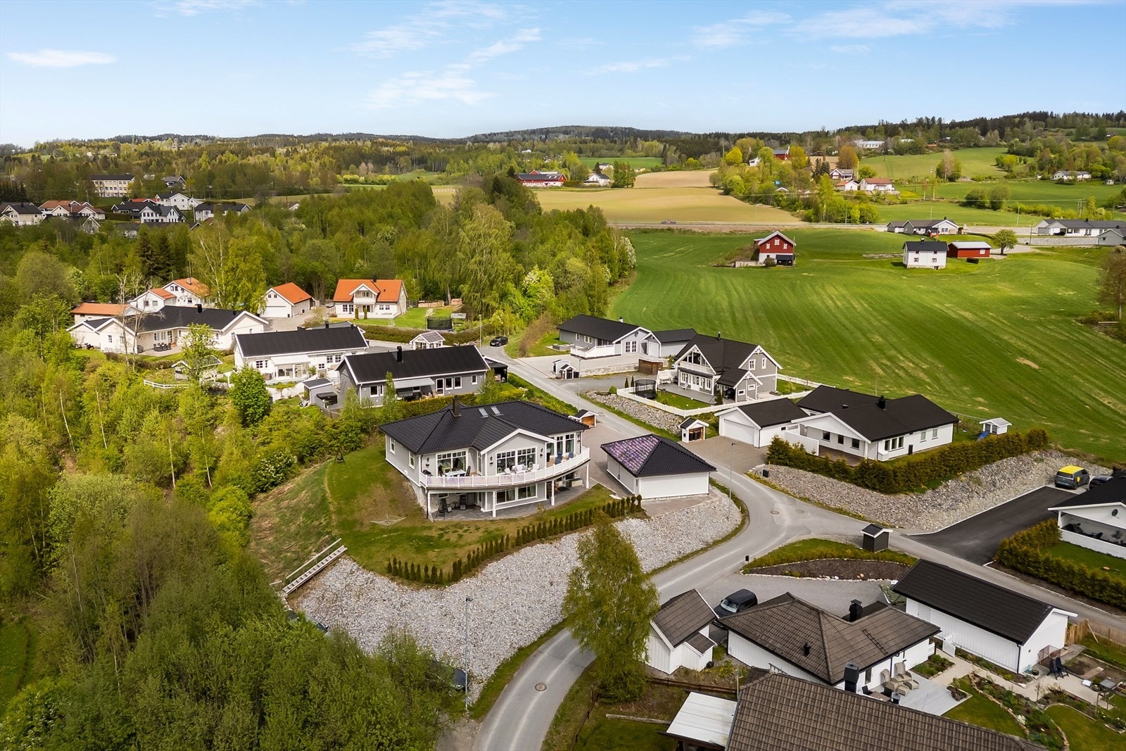 En stor, solrik og meget flott eiendom på ca. 1,3 mål som er bebygd med en innholdsrik enebolig og en stor dobbeltgarasje fra 2015. Galleribilde