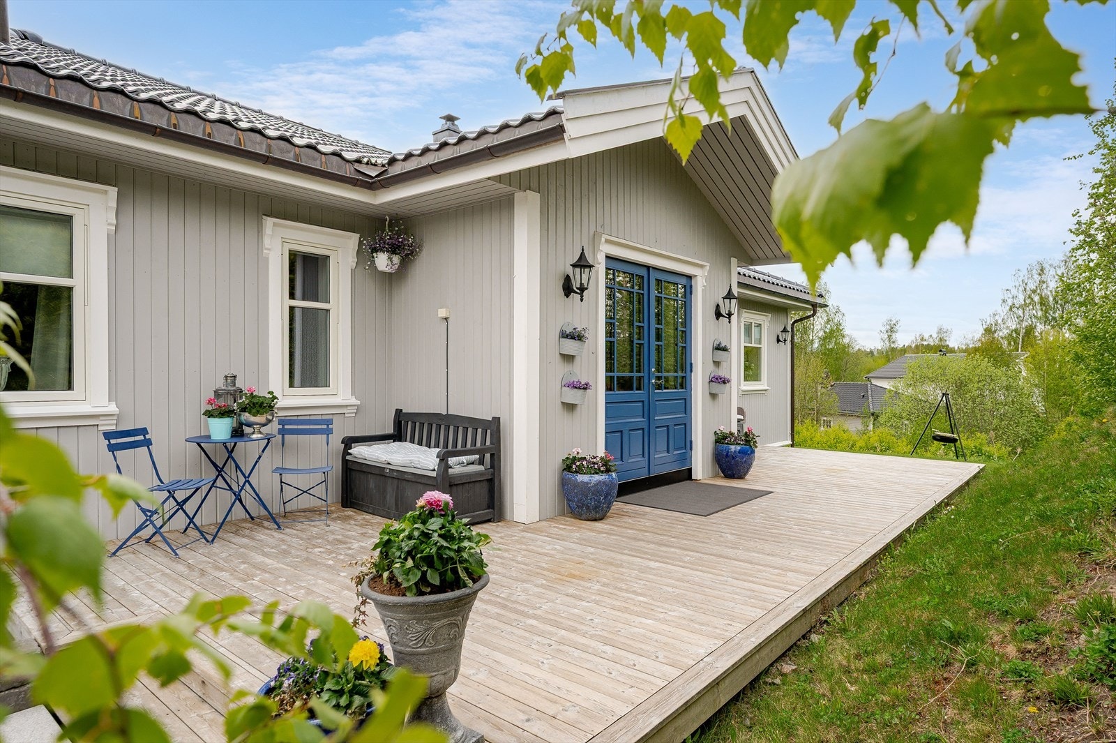 Ved inngangspartiet er det en stor, hyggelig og skjermet terrasse på ca. 33m². Her har du god plass til sittegrupper etter eget ønske og en flott 2-fløyet inngangsdør med glassfelt. Galleribilde