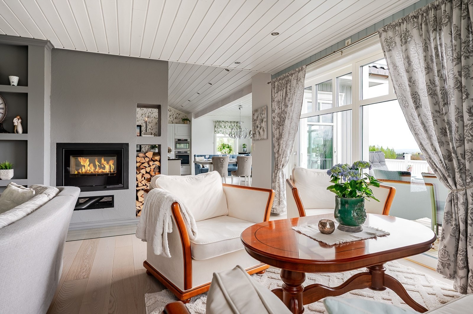 På den andre siden av peisen er det en stor, lys og hyggelig stue. I likhet med spisestuen er det også store vindusflater med fin utsikt her. Galleribilde