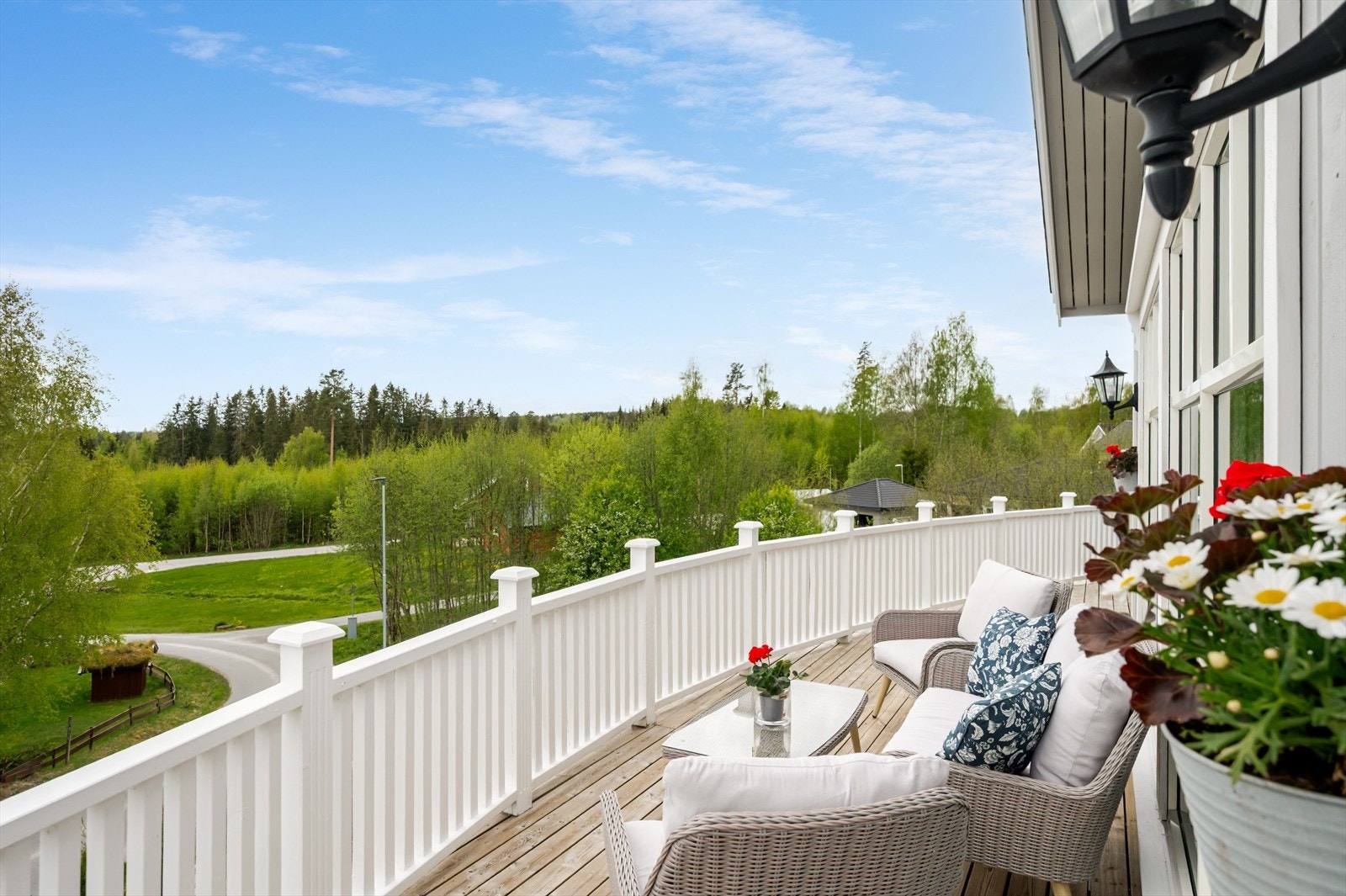 Flott balkong med impregnerte tregulv og en buet utforming som gir en behagelig atmosfære og et eksklusivt preg. Galleribilde