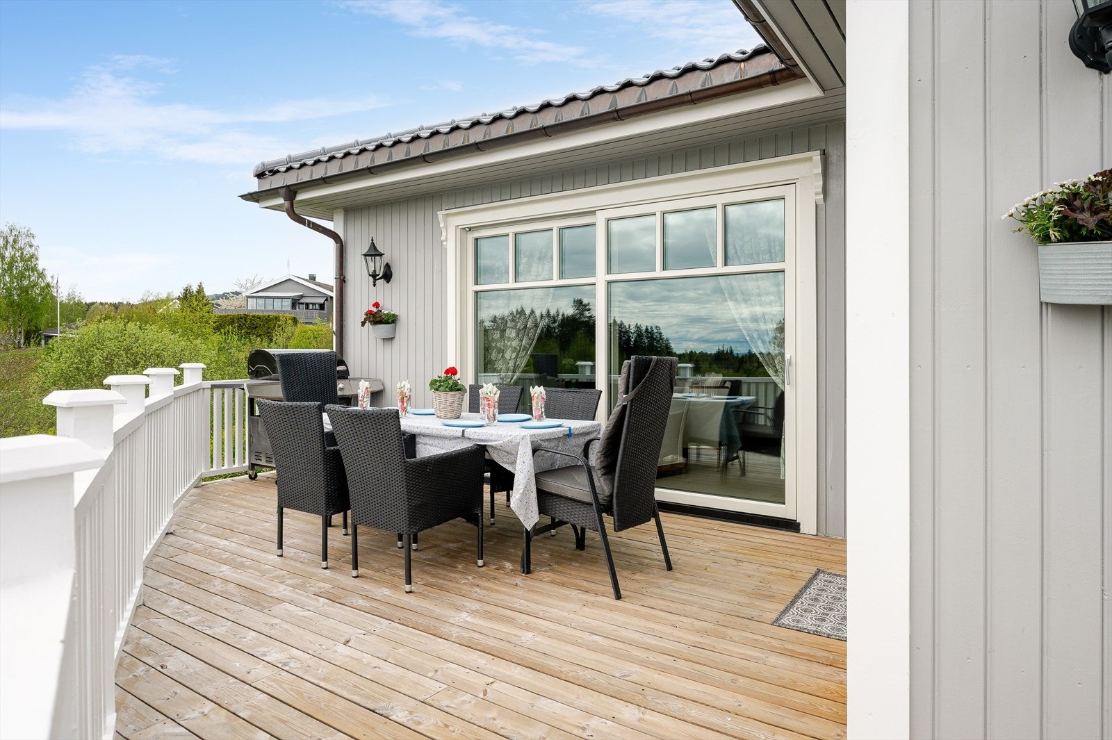 Fra spisestuen er det utgang til en stor og solrik balkong på ca. 40m² som er delt inn i ulike soner. Den sydvestvendte delen er i dag innredet med grill og en stor spisegruppe. Galleribilde