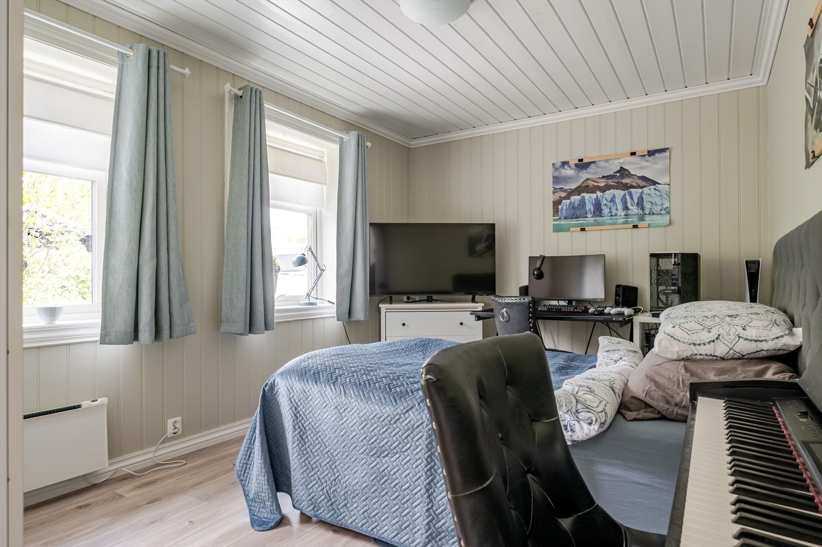 Soverom 2 i hovedetasjen er lyst og romslig med god plass til dobbeltseng. På soverommet er det også god oppbevaringsplass i flere garderobeskap som medfølger i handelen. Galleribilde