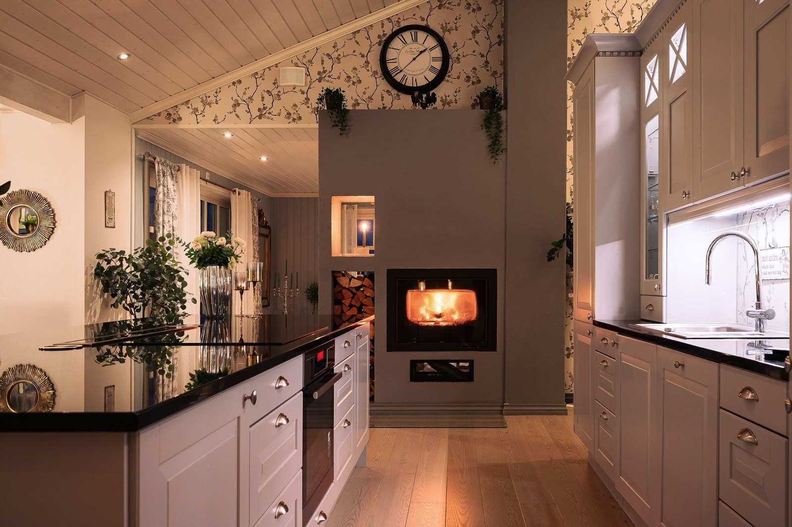 Veldig flott kjøkken med en hyggelig peis. Galleribilde