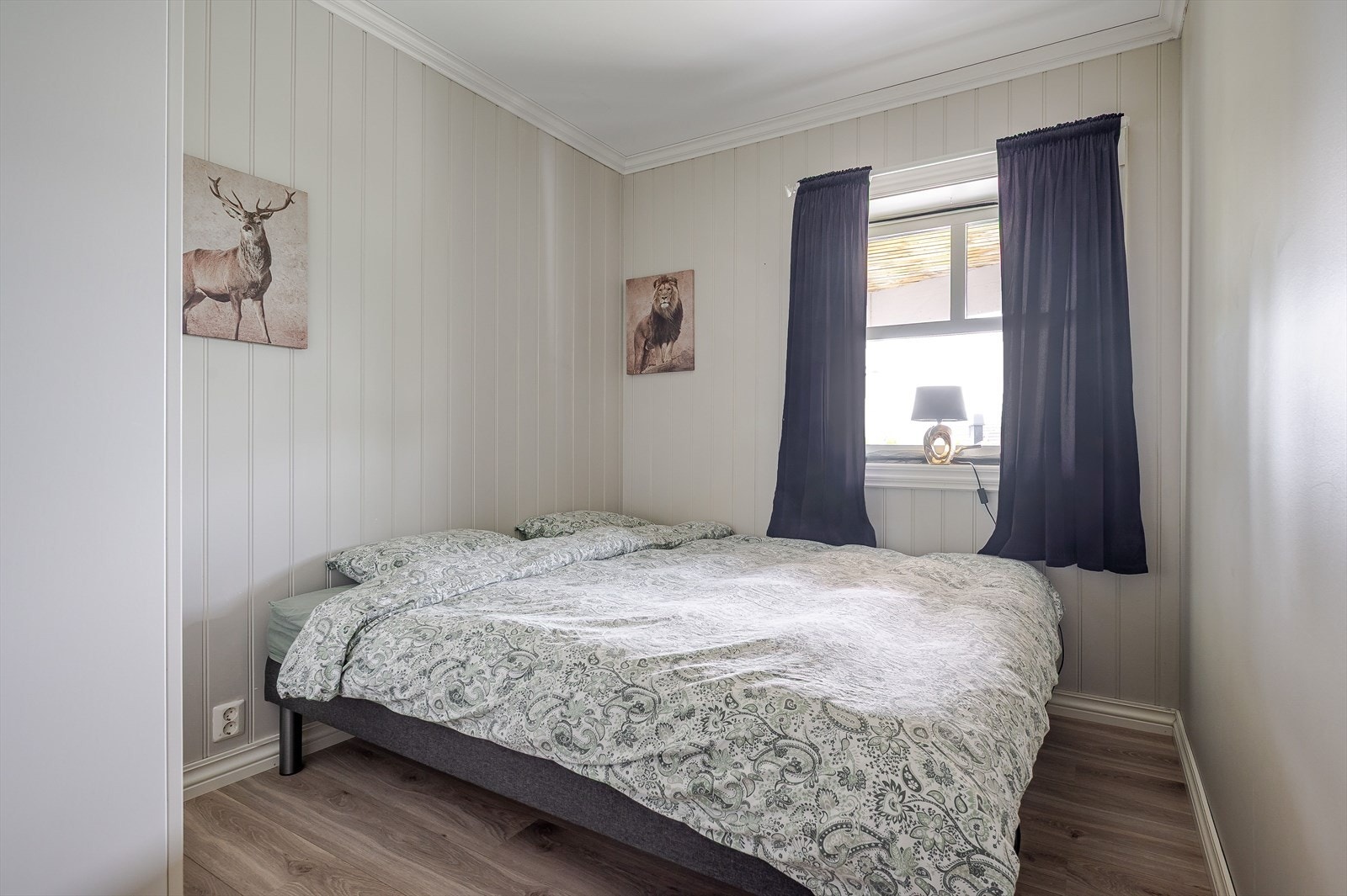 Hybeldelen inneholder 2 hyggelig soverom som vender ut mot overbygget uteplass utenfor. Begge soverommene har garderobeskap som medfølger. Galleribilde