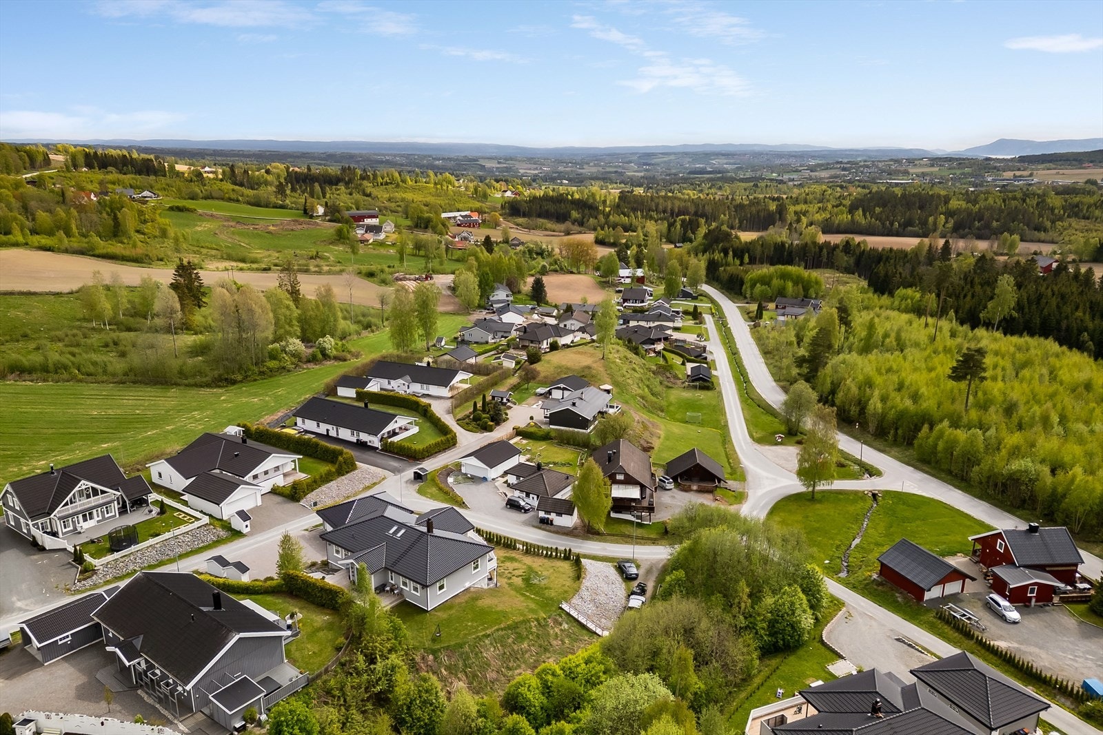 Nærmeste dagligvareforretning er Kiwi i Nydal som har PostNord og ligger ca. 3,3 km fra eiendommen. Ellers er det ca. 6,5 km til søndagsåpen Coop Extra i Brumunddal med post-i-butikk. Veier er heller ikke lang til Olrudsenteret. Galleribilde