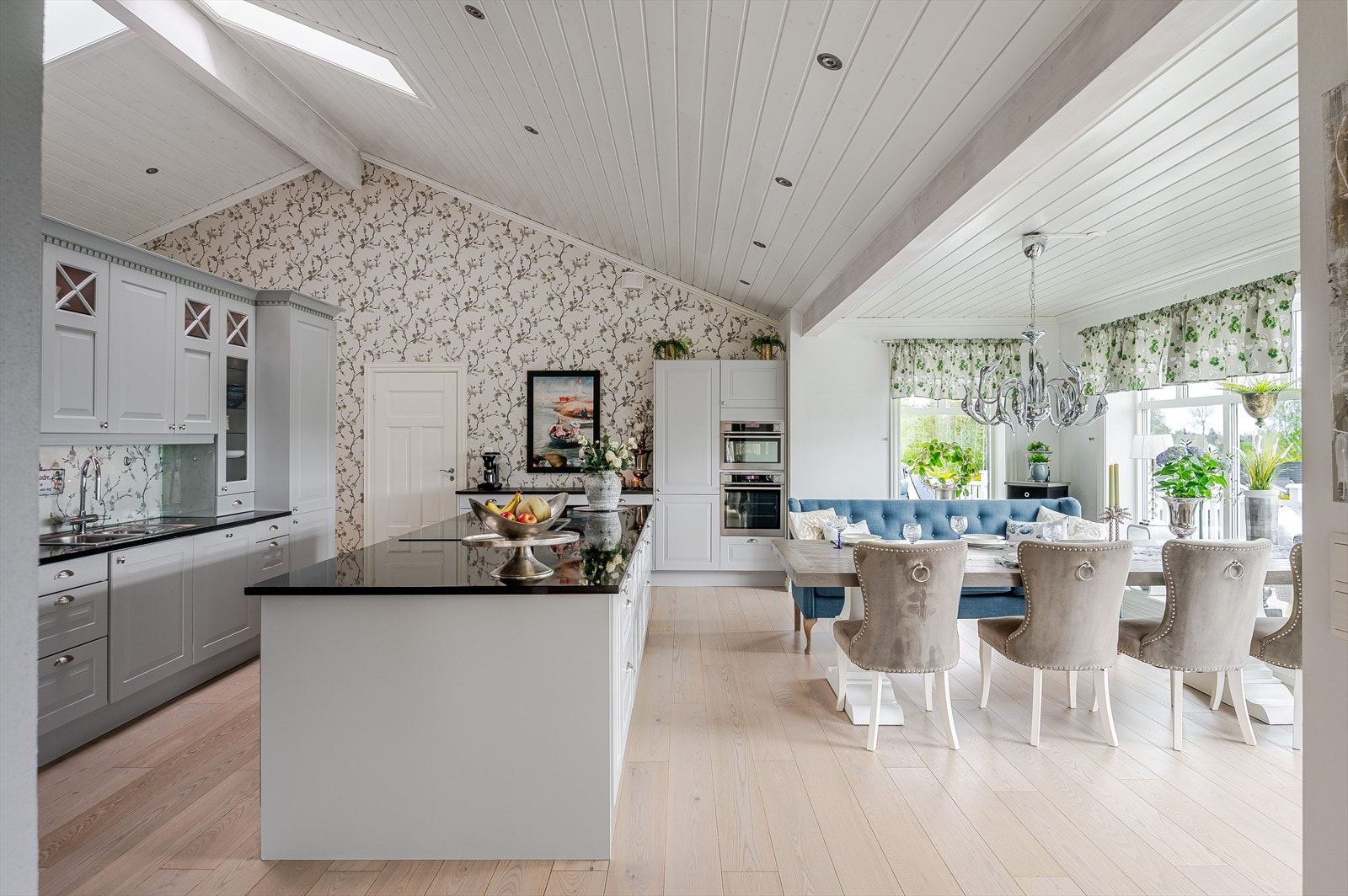 Kjøkkenet er selve hjertet i boligen, og ligger i en fin åpen løsning med spisestuen. Dette er en fantastisk flott rom som må oppleves! Galleribilde