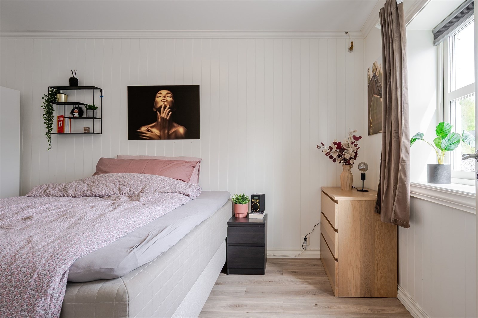 Stort og lyst soverom med garderobeskap og videre adkomst til bad/vaskerom og bod/garderobe. Galleribilde