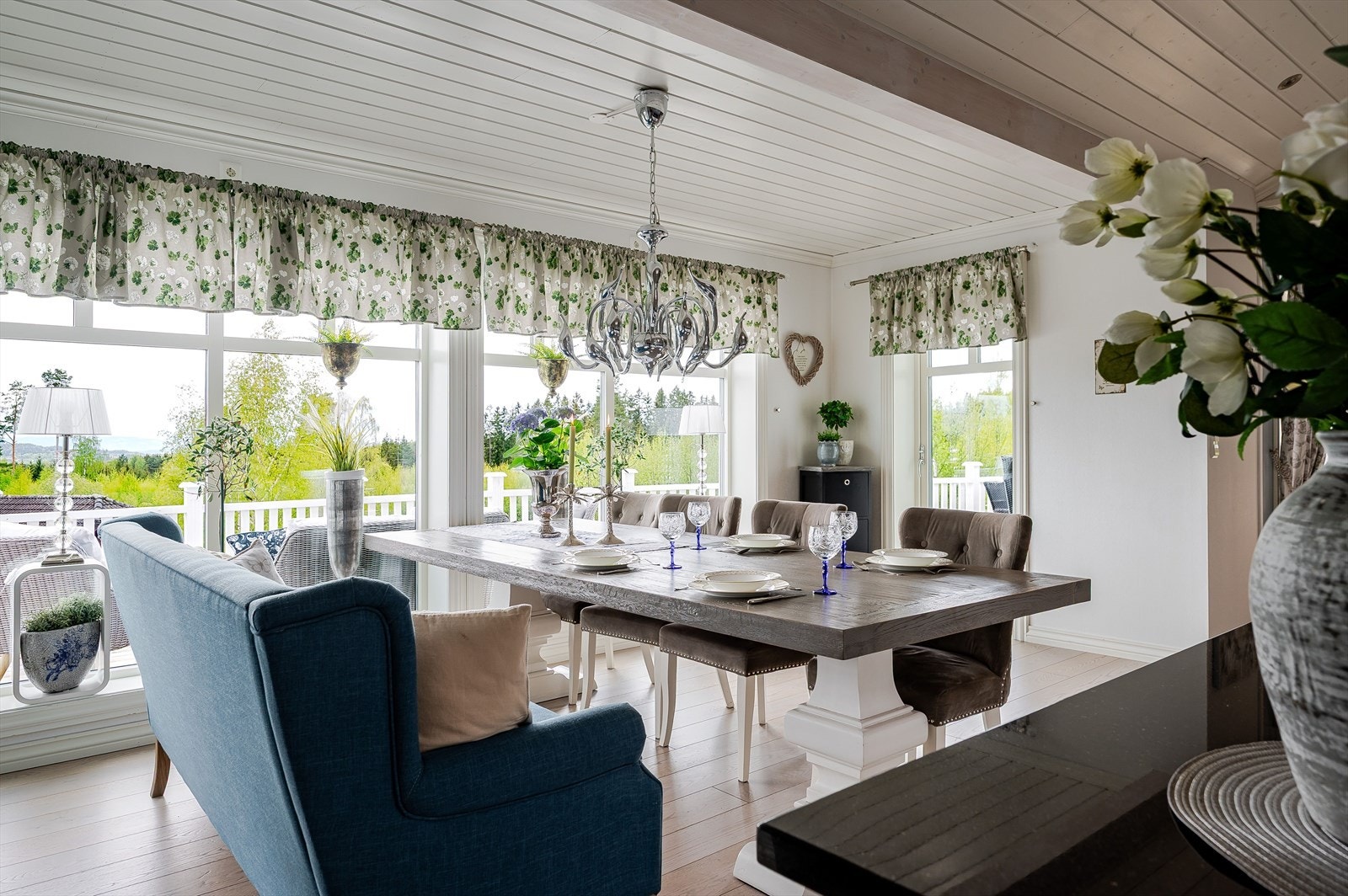 Spisestuen er bygget som en fin karnapp med store vindusflater mot tre ulike himmelretninger som slipper inn rikelig med naturlig lys, samt åpner opp for den nydelige utsikten. Galleribilde