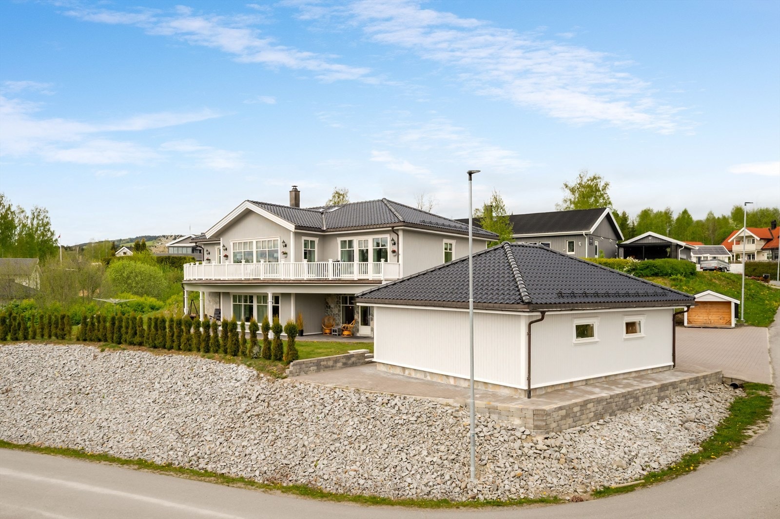 Boligen har en god planløsning over to plan med både separat hybel/sokkelleilighet og hybeldel i underetasjen som i dag er utleid for totalt totale kr. 22 300,- per måned. Galleribilde