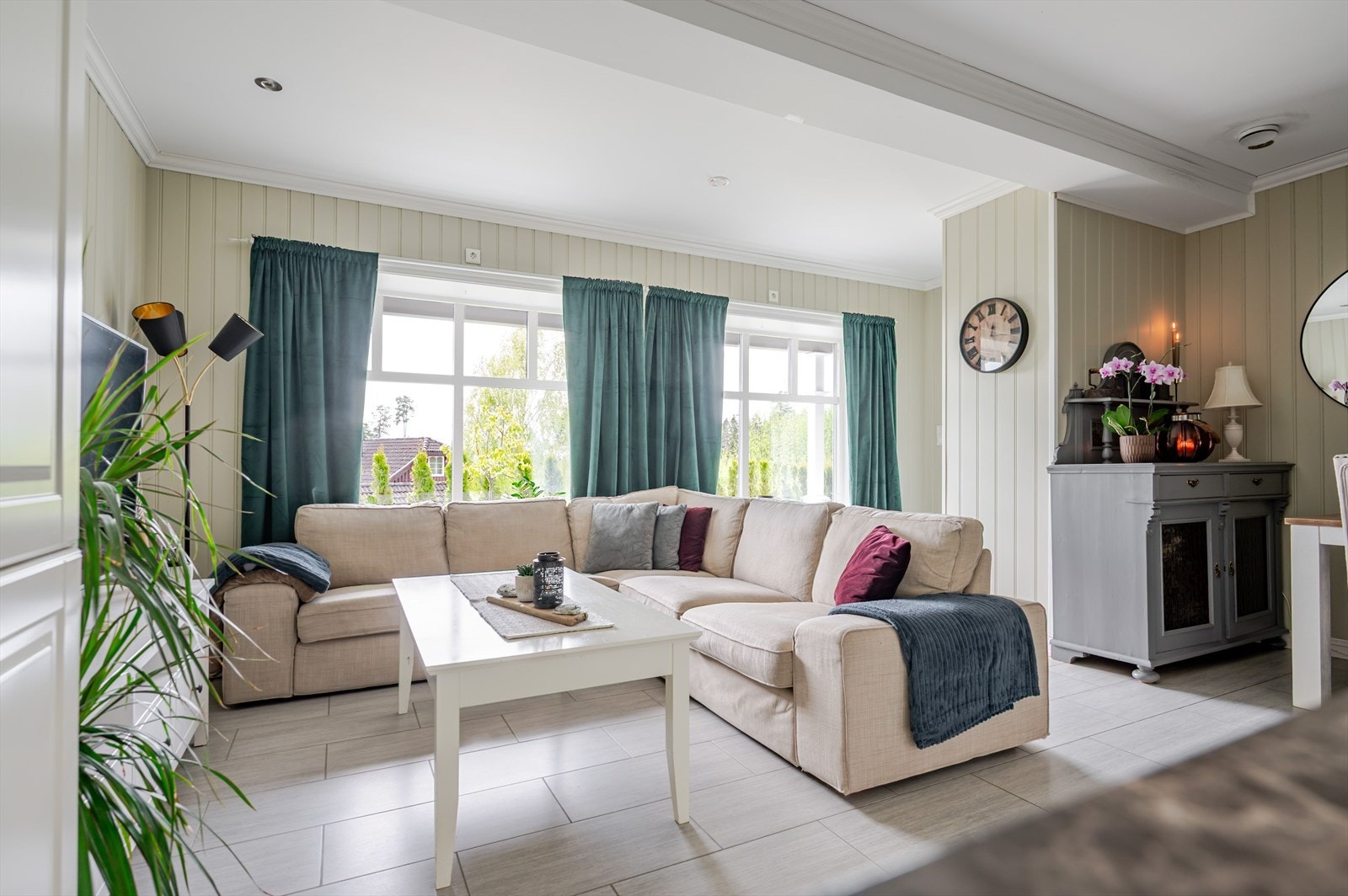 Hybeldelen har egen inngang fra utsiden og inneholder åpen stue- og kjøkkenløsning, 2 soverom, bad/vaskerom og innvendig bod. Galleribilde