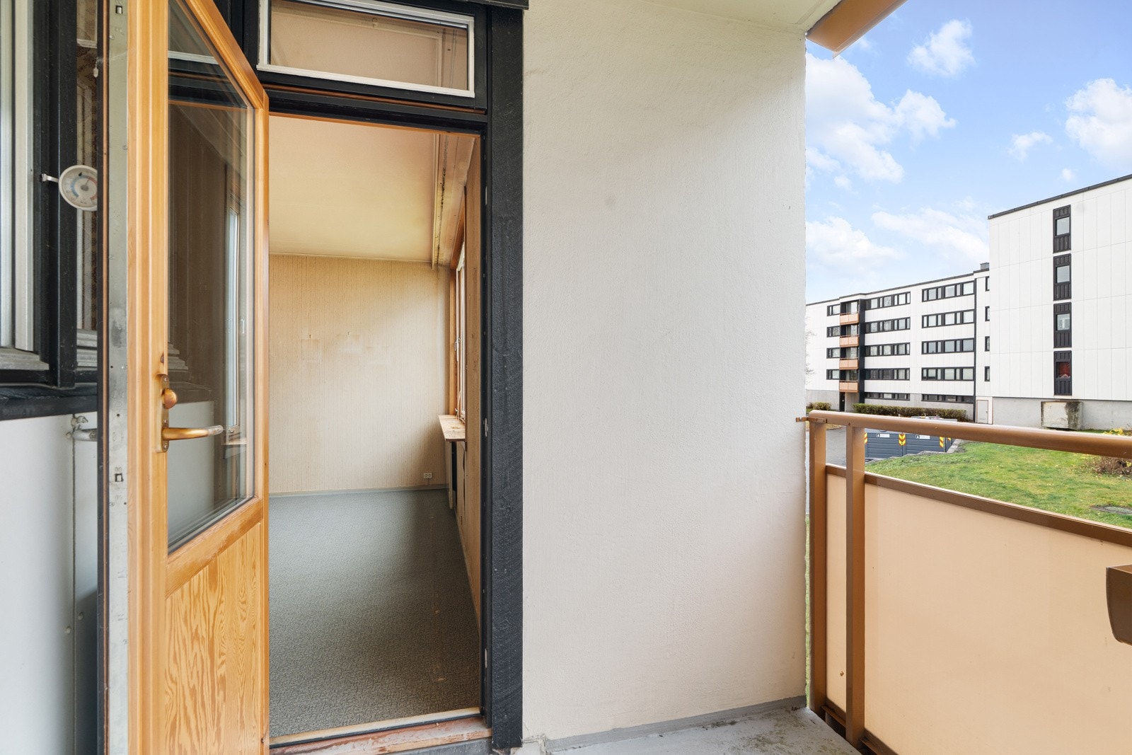 Balkongen tilfører stuen et godt tilleggsareal på finværsdager. Galleribilde