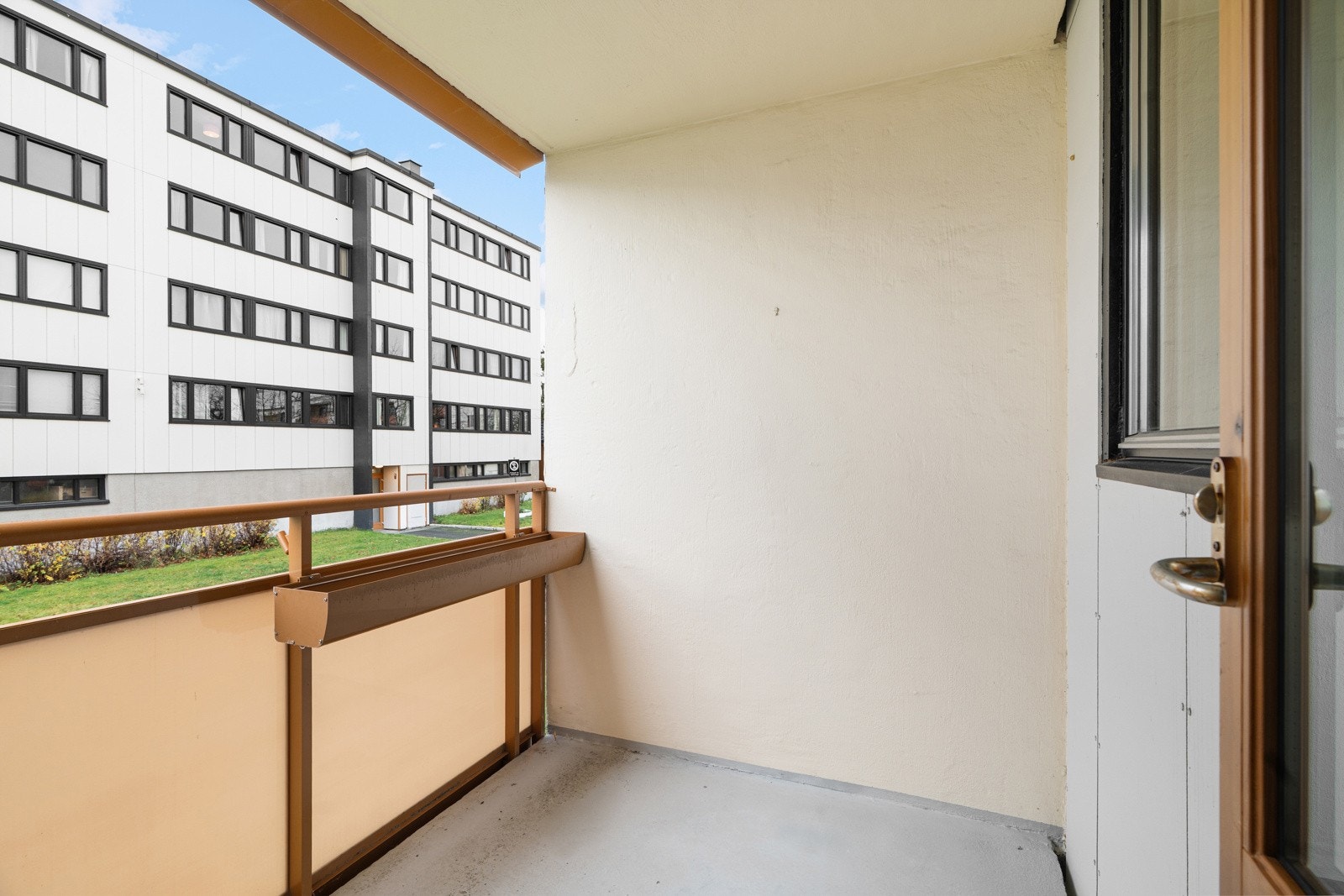 Solrik vestvendt balkong på 4 kvm, et perfekt sted å nyte formiddags- og ettermiddagssolen, avslappende stunder og sosiale sammenkomster. Galleribilde