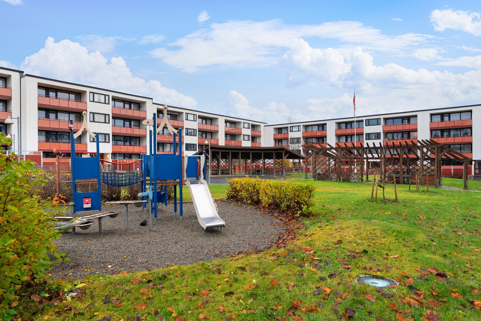 Proaktiv Eiendomsmegling ved Eirik Døsen har gleden av å presentere en romslig 2-roms endeleilighet med stort potensial på Saupstad. Galleribilde