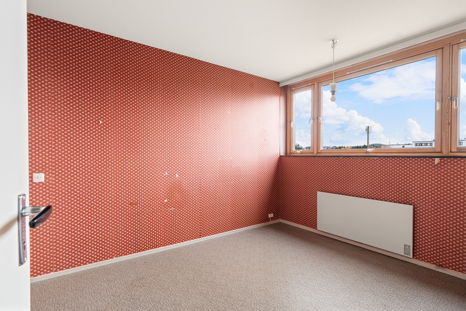 Soverommet på 11 kvm oppleves romslig, med god plass til dobbeltseng, nattbord og garderobeløsning, et behagelig rom for avslapning. Galleribilde