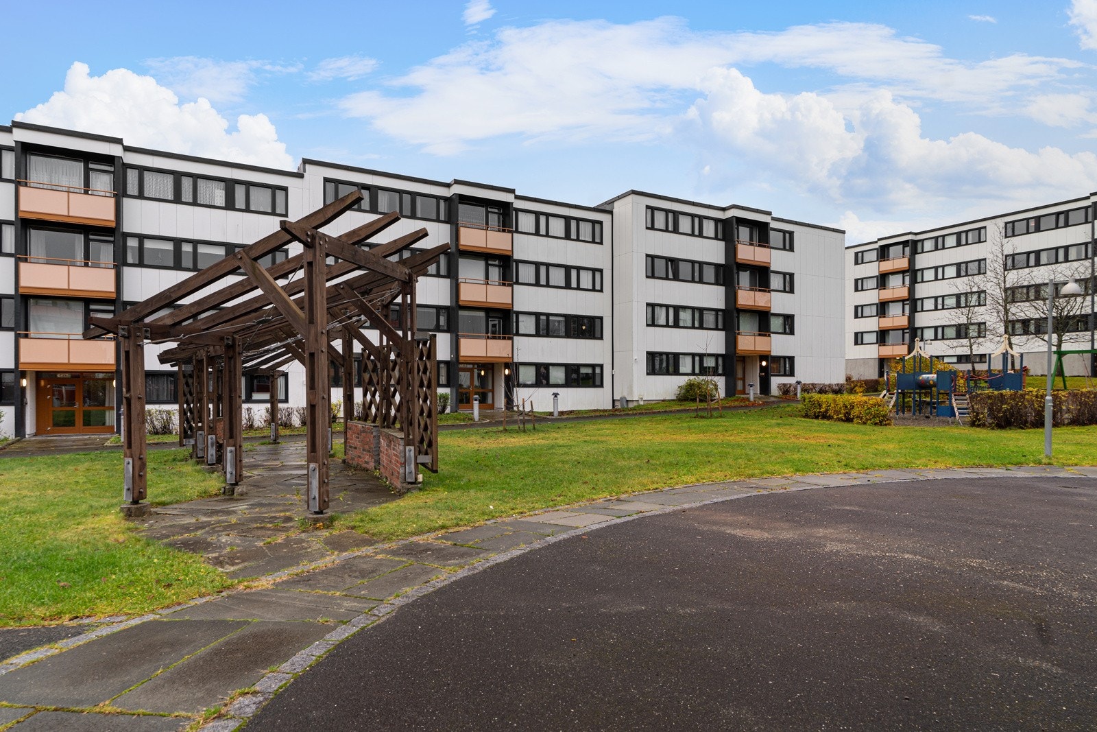 Her får du tilgang til vakre grøntområder med lekeplass for barna og trivelige sittegrupper, perfekt for hyggelige sosiale sammenkomster og avslappende stunder utendørs. Galleribilde