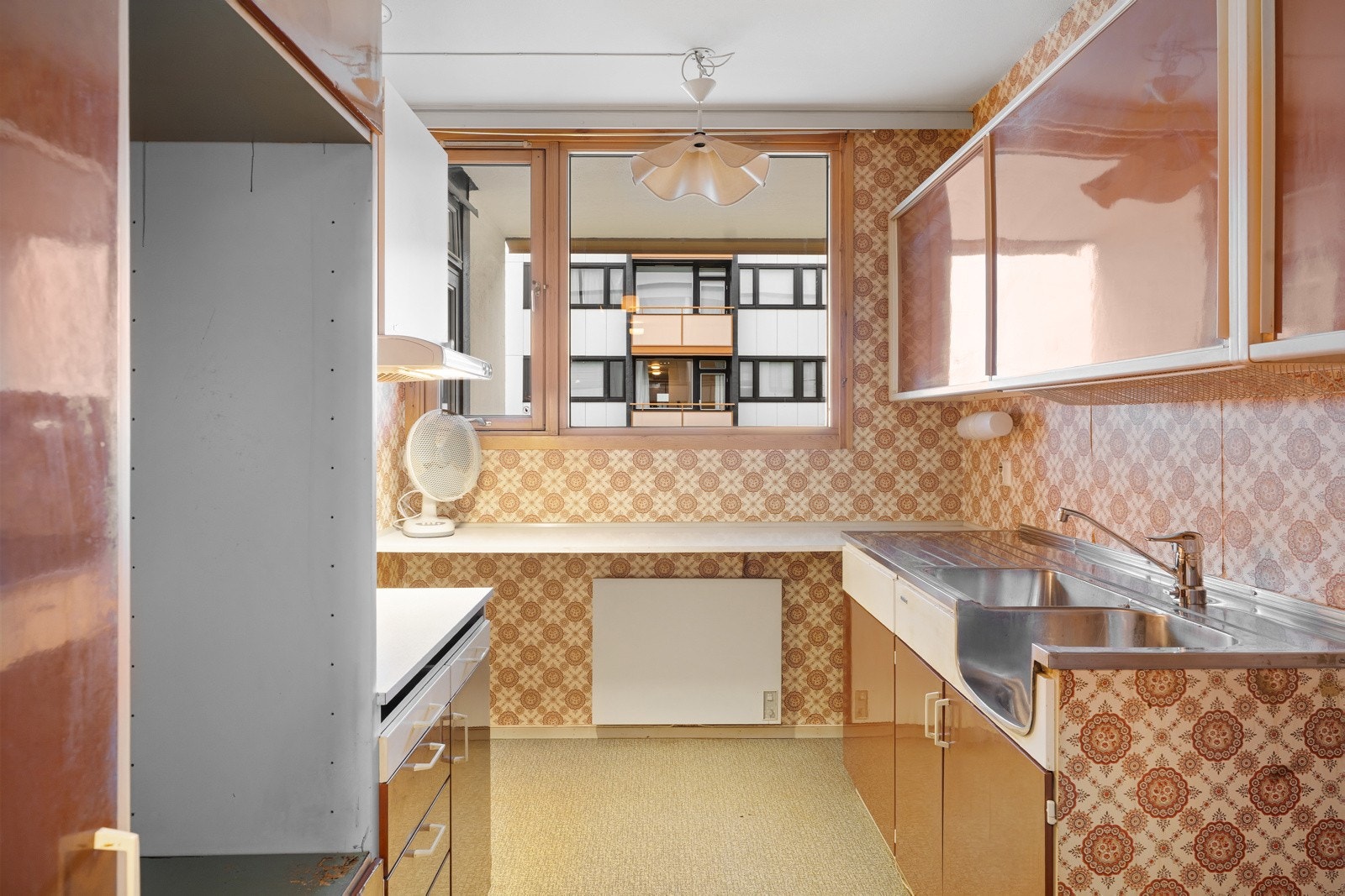 Kjøkkenet på 6,5 kvm utnytter plassen godt og byr på rikelig med skap- og benkeplass. Galleribilde