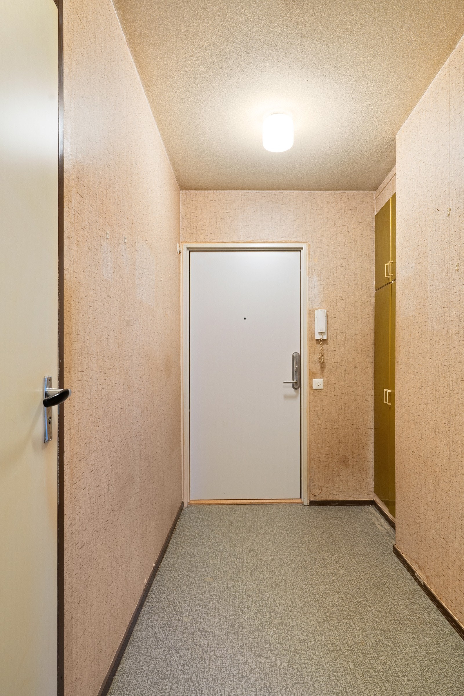 Gangen på 6 kvm er romslig og gir gode muligheter for ulike garderobeløsninger, perfekt for oppbevaring av sko, yttertøy og annet hverdagsutstyr. Galleribilde