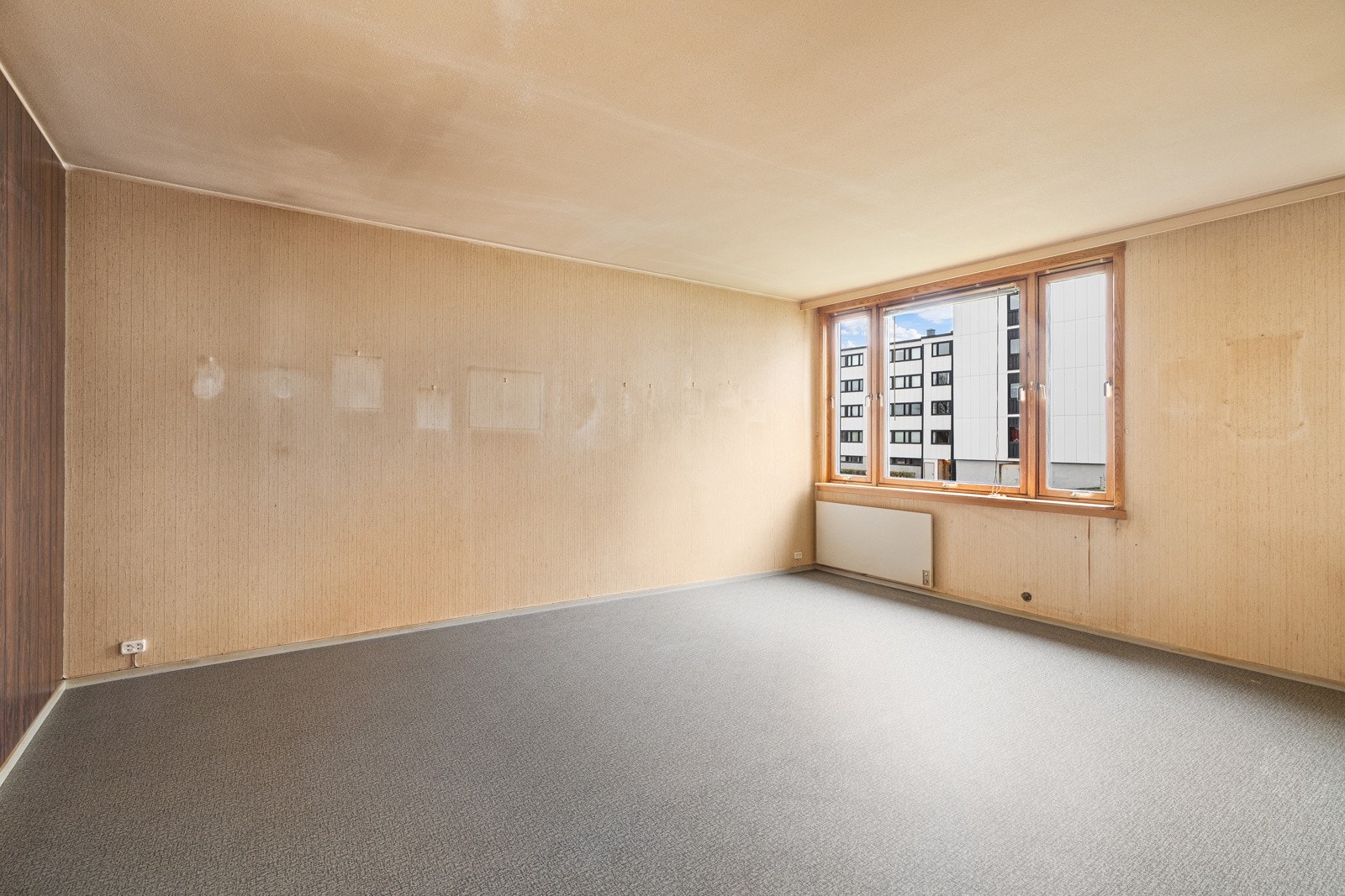 Stuen på 21,5 kvm preges av lyse fargevalg og slipper inn godt med naturlig sollys. Galleribilde