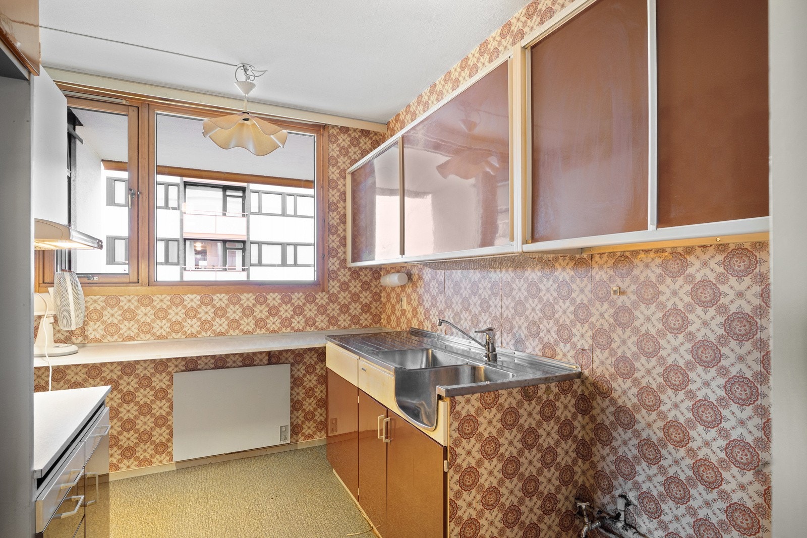 Kjøkkenet har et stort potensial for modernisering, og gir deg muligheten til å skape et funksjonelt og stilfullt rom tilpasset dine egne ønsker og behov. Galleribilde