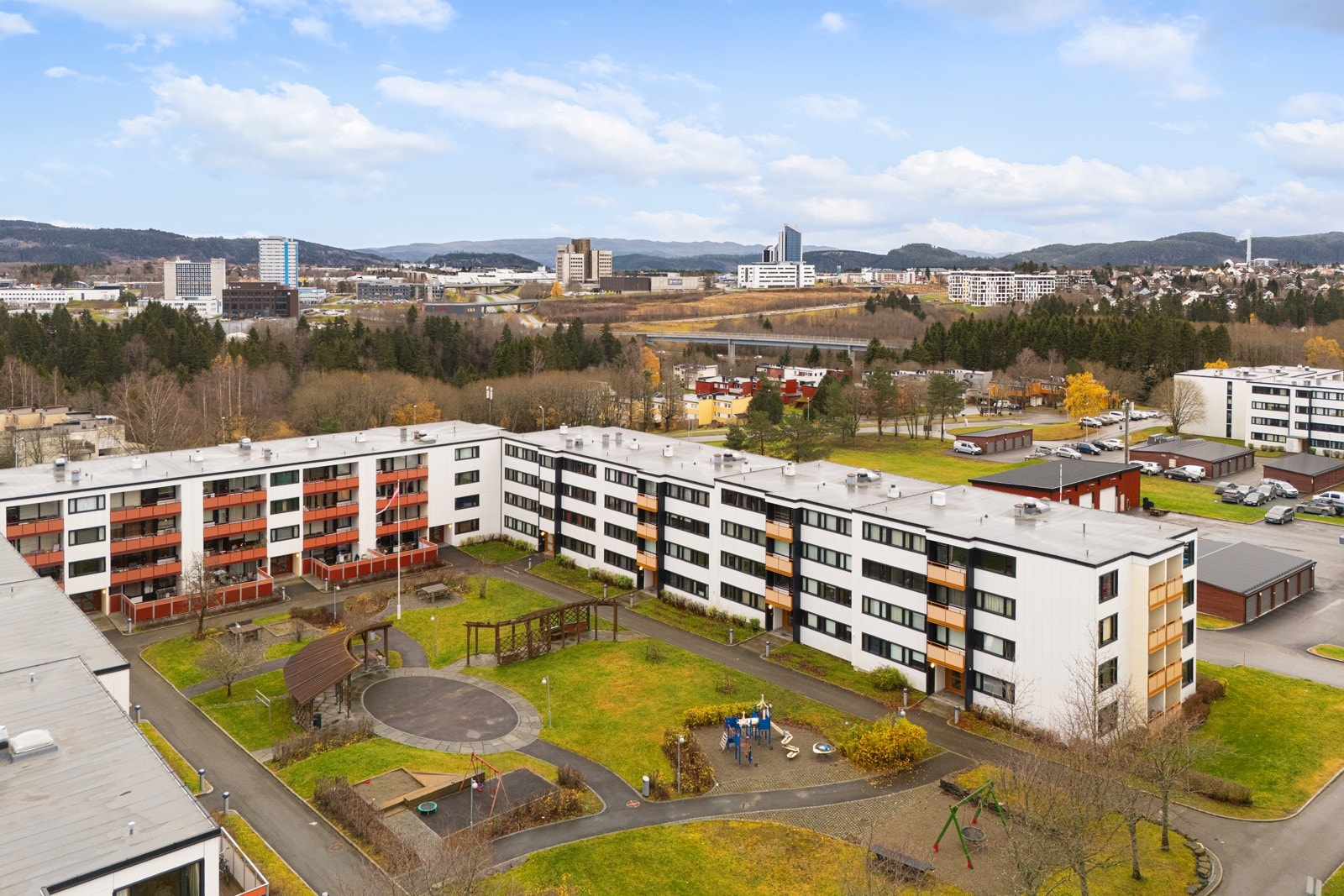 Borettslaget har en sentral beliggenhet på Saupstad, med kort gangavstand til bussforbindelser, dagligvarebutikker og skoler, alt du trenger i hverdagen, rett utenfor døren. Galleribilde