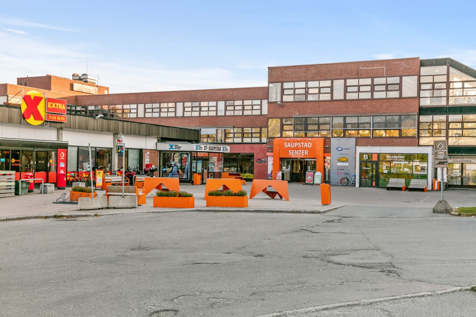 Saupstad senteret ligger like i nærheten og tilbyr daglivare, apotek, treningssenter og tannlegesenter. Galleribilde