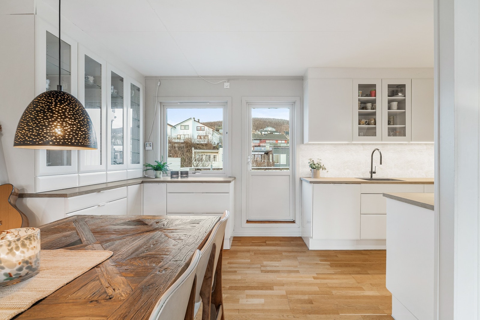 Kjøkkenet er modernisert i 2015 og har en funksjonell løsning. Galleribilde