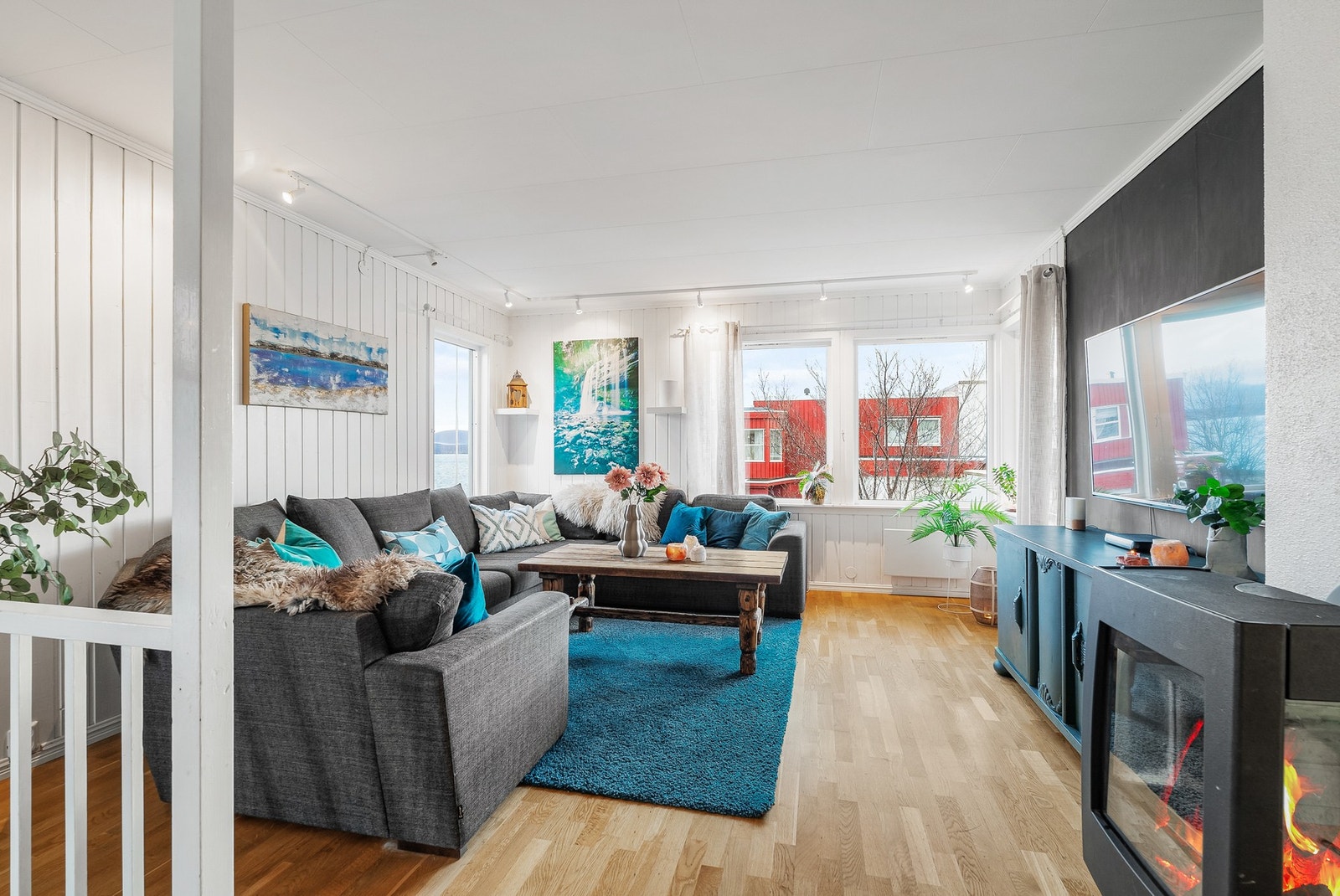 2.etasjen er av god størrelse og inneholder: Stue, spisestue, kjøkken, bod og soverom. Galleribilde