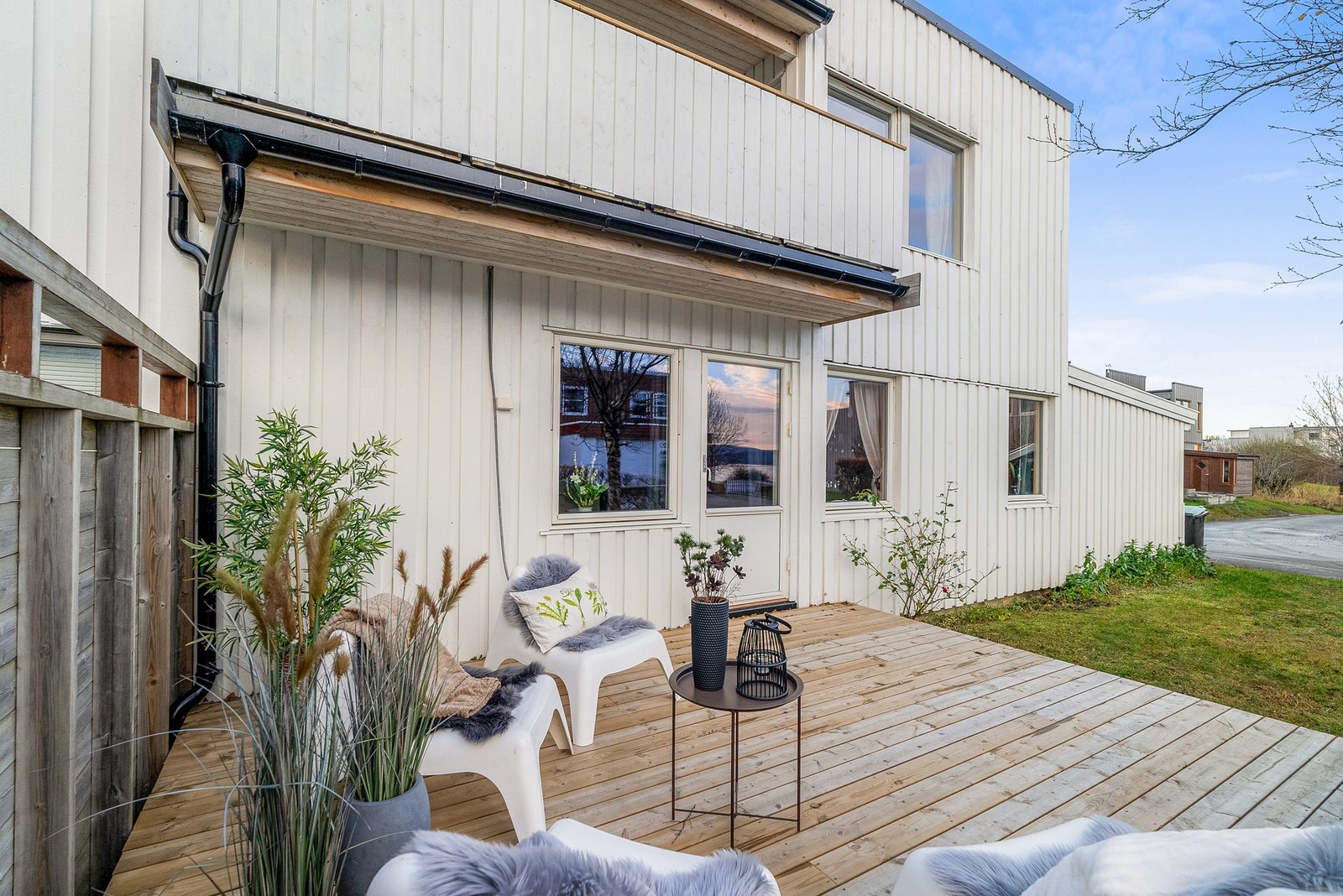 Skjermet og hyggelig terrasse og hage med gode solforhold. Galleribilde