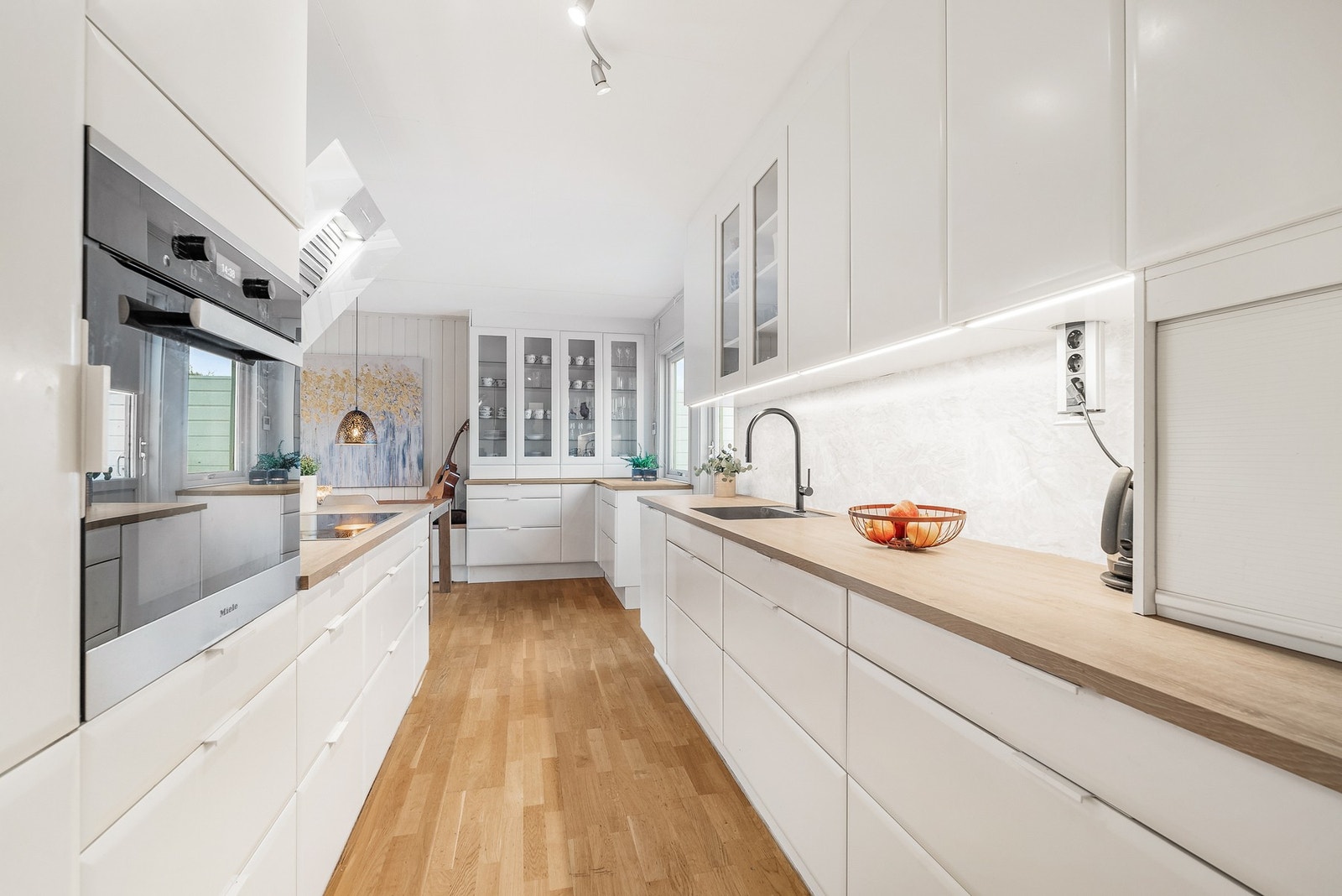 Stilrene fronter og laminat benkeplate. Galleribilde