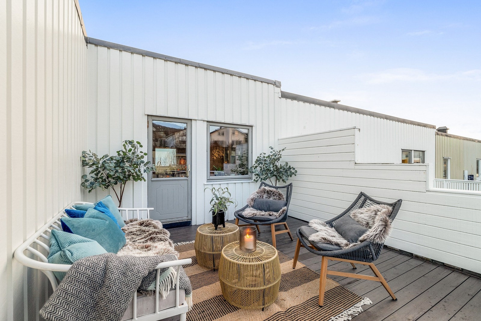 Fra kjøkkenet er det utgang til en hyggelig balkong av god størrelse. Galleribilde