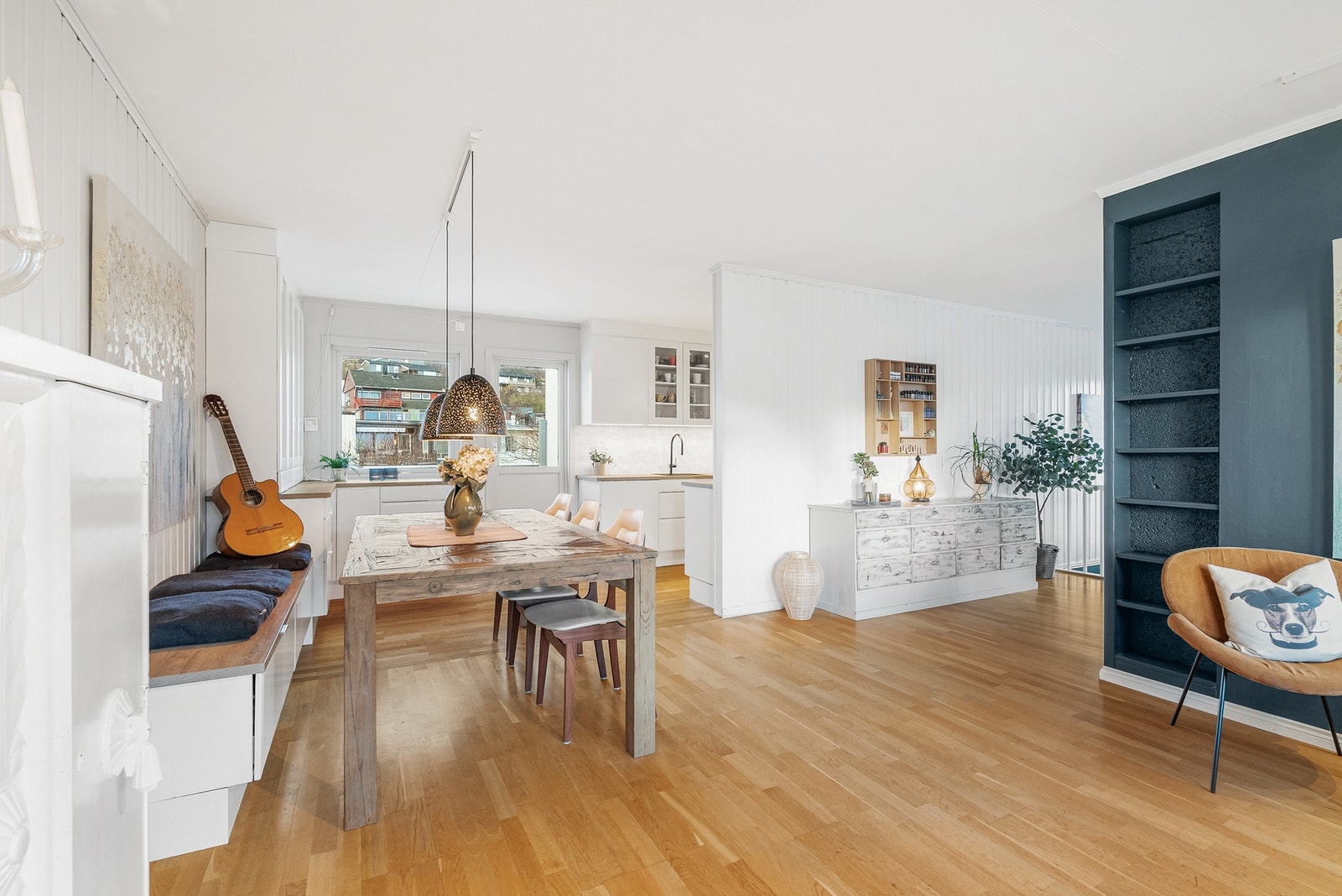 Gjennomgående lysinnslipp og en god romløsning skaper et godt inntrykk! Galleribilde