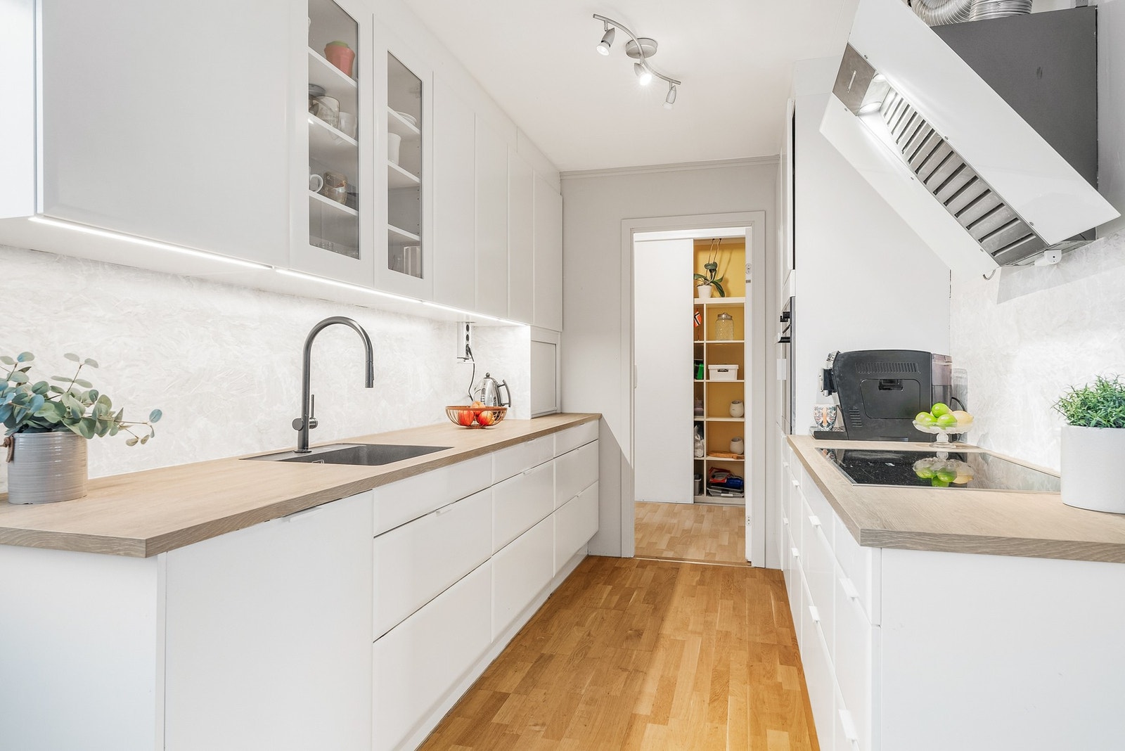 Mekanisk avtrekk med utkast over tak. Galleribilde