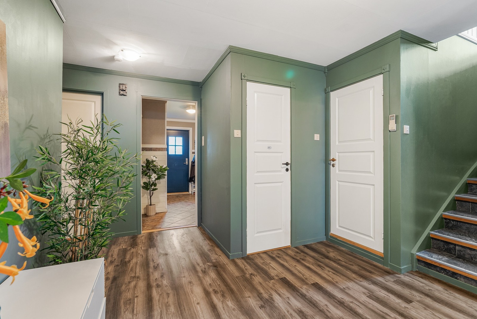 Denne etasjen har bad, bad/vaskerom, wc-rom og 4 soverom. Galleribilde