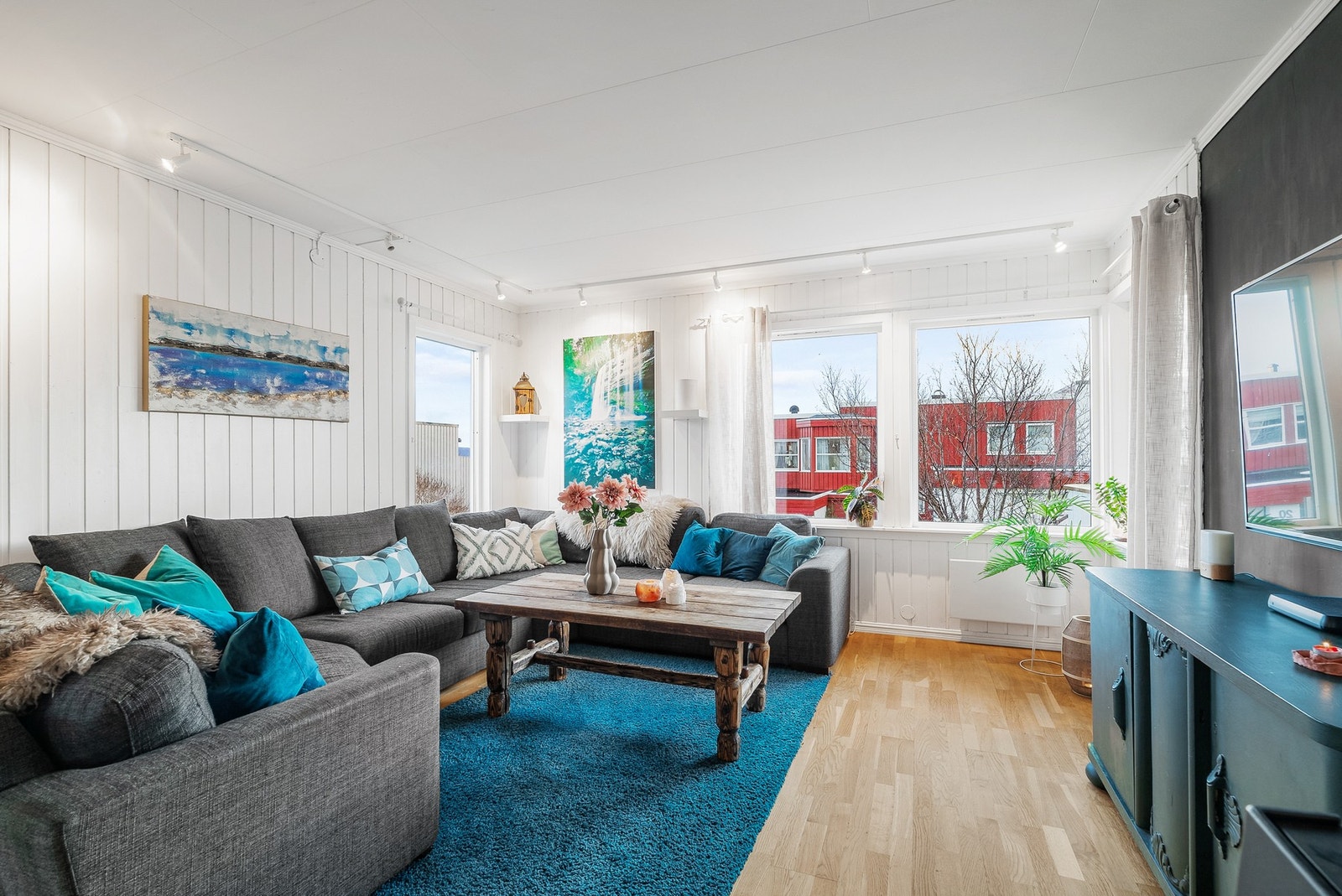 En mot sør i front av boligen, og en mot nord på baksiden. Galleribilde