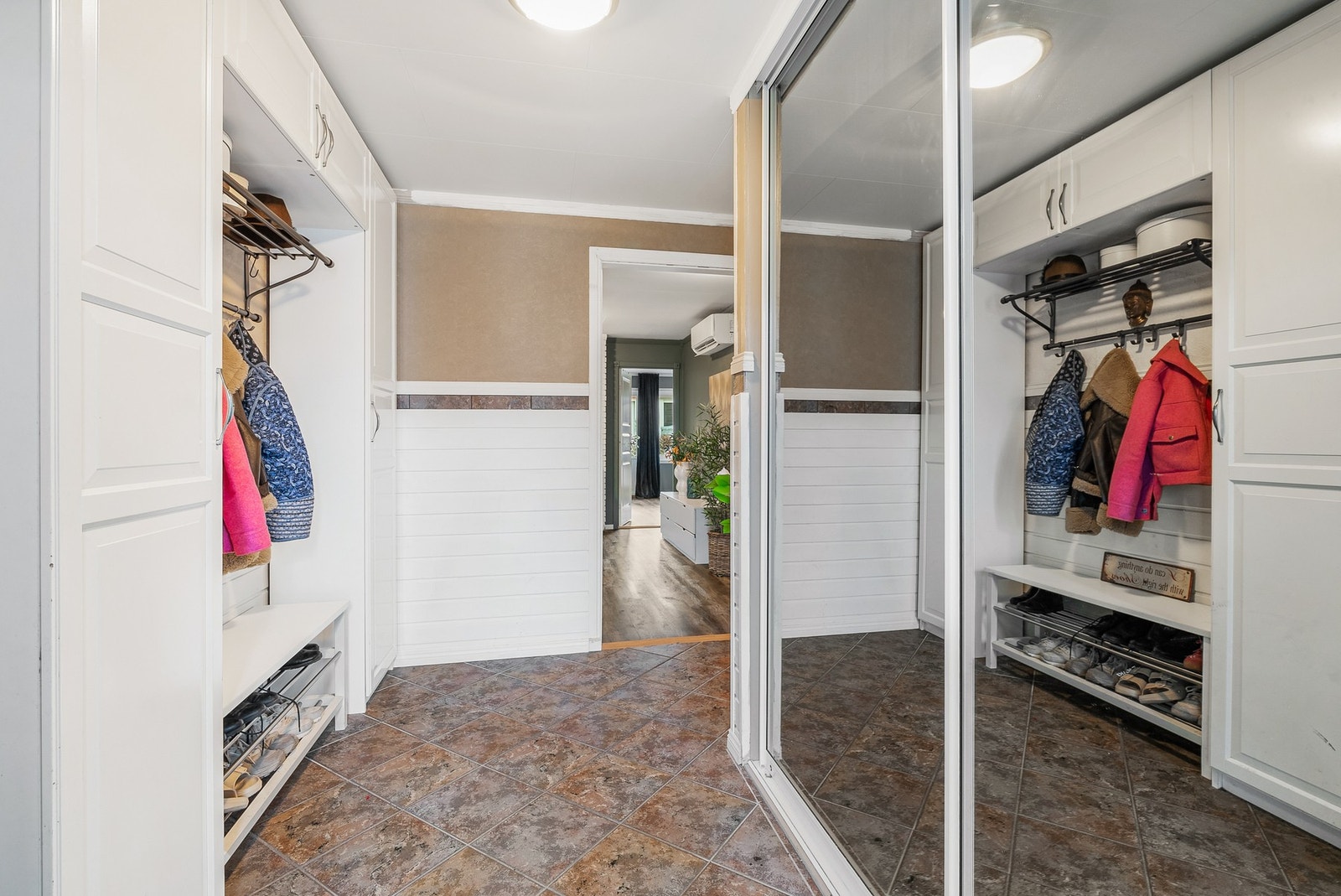 Praktisk og romslig entré med smarte løsninger. Bad inn til venstre. Galleribilde