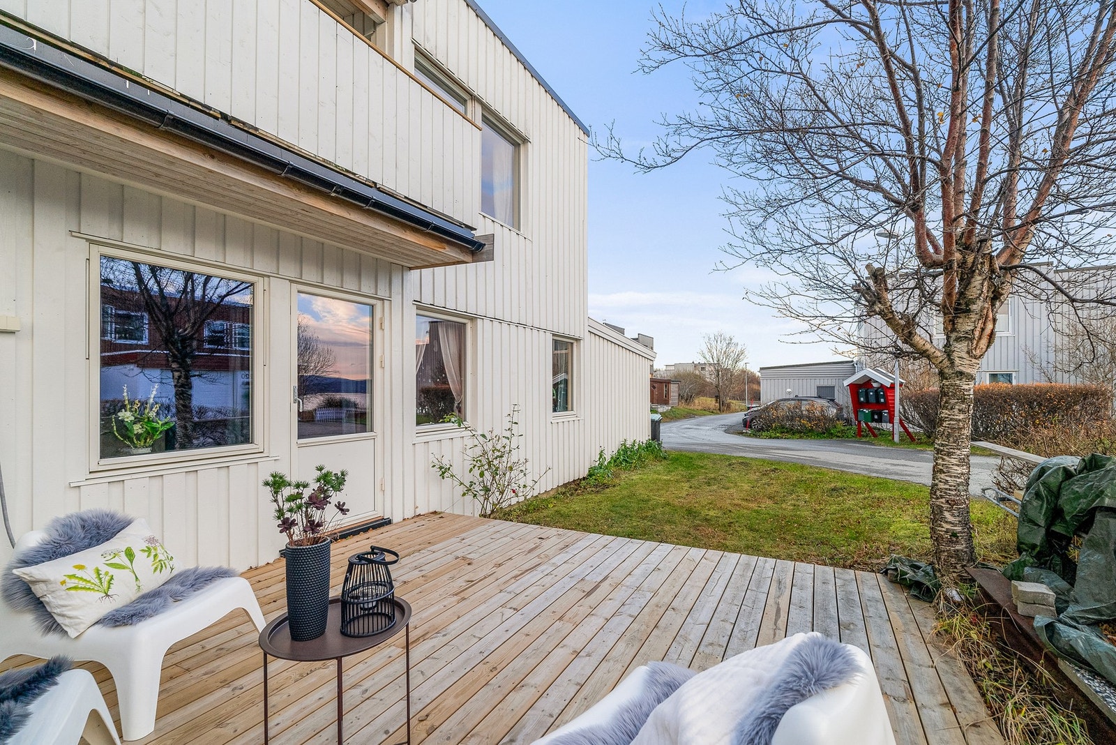 Skjermet og hyggelig terrasse og hage med gode solforhold. Galleribilde