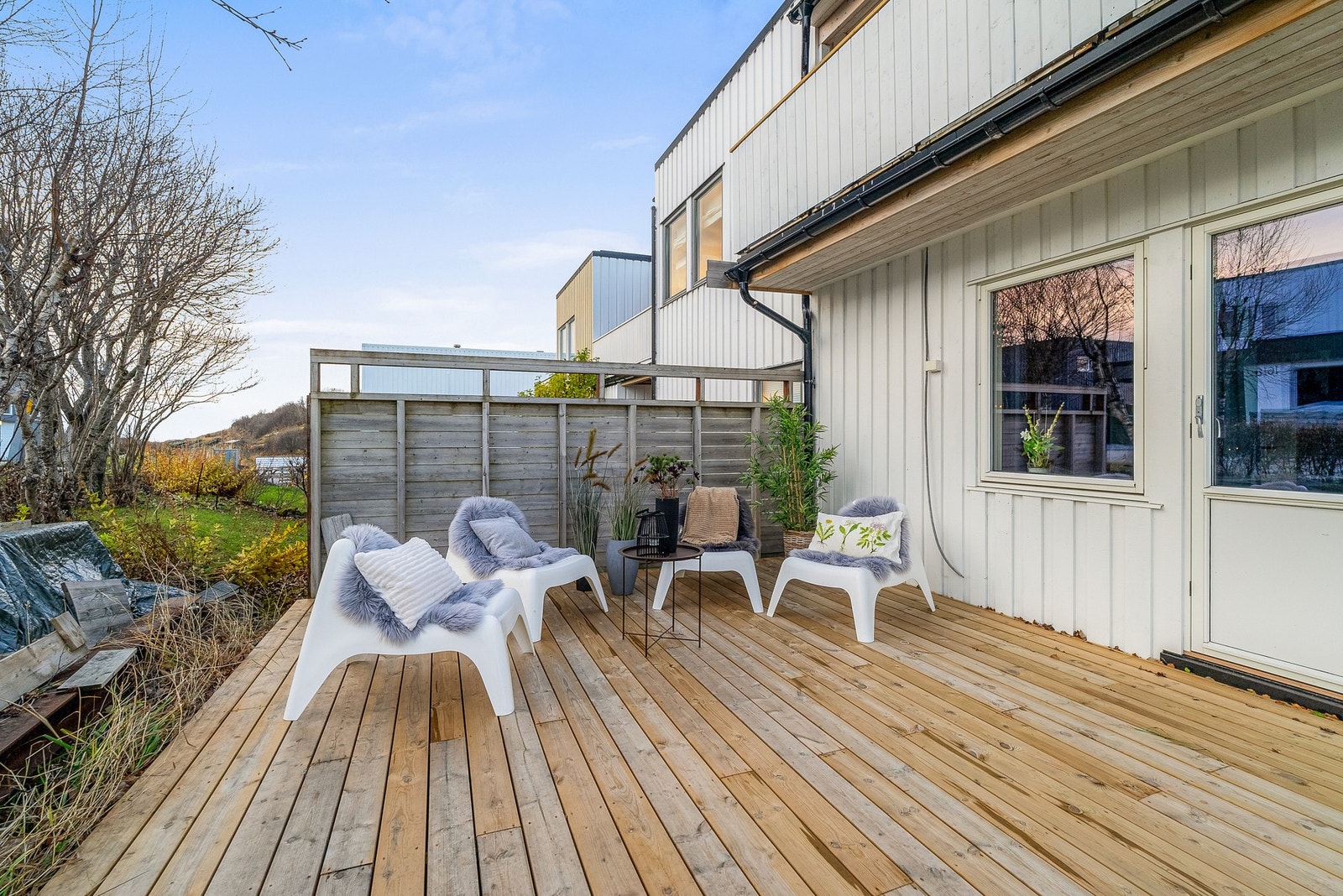 Skjermet og hyggelig terrasse og hage med gode solforhold. Galleribilde