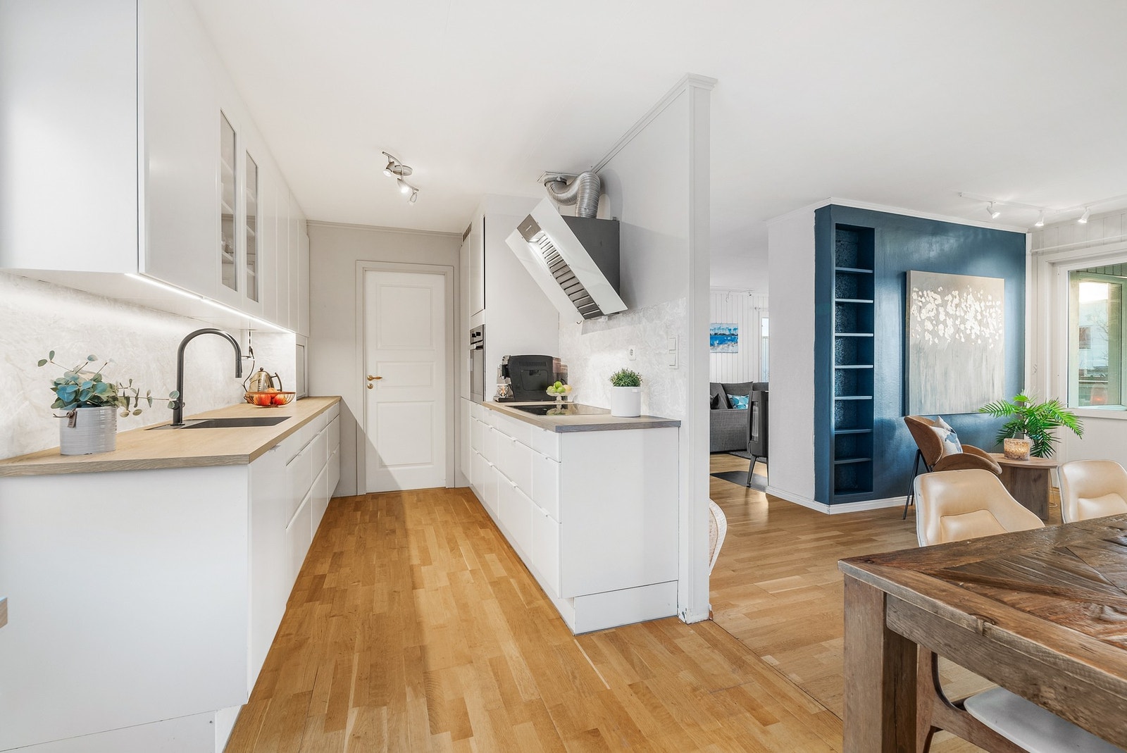 Nedfelt komposittvask, integrert komfyr, bred platetopp, oppvaskmaskin og kjøl/ frys. Galleribilde