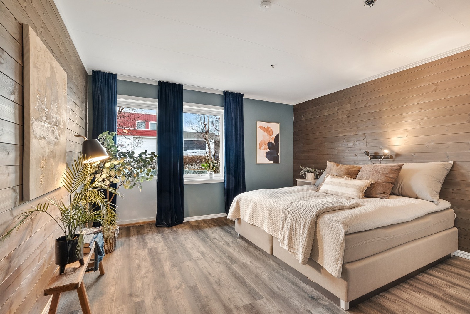 Fra hovedsoverommet er det utgang til en terrasse og hage på sørsiden av boligen. Galleribilde