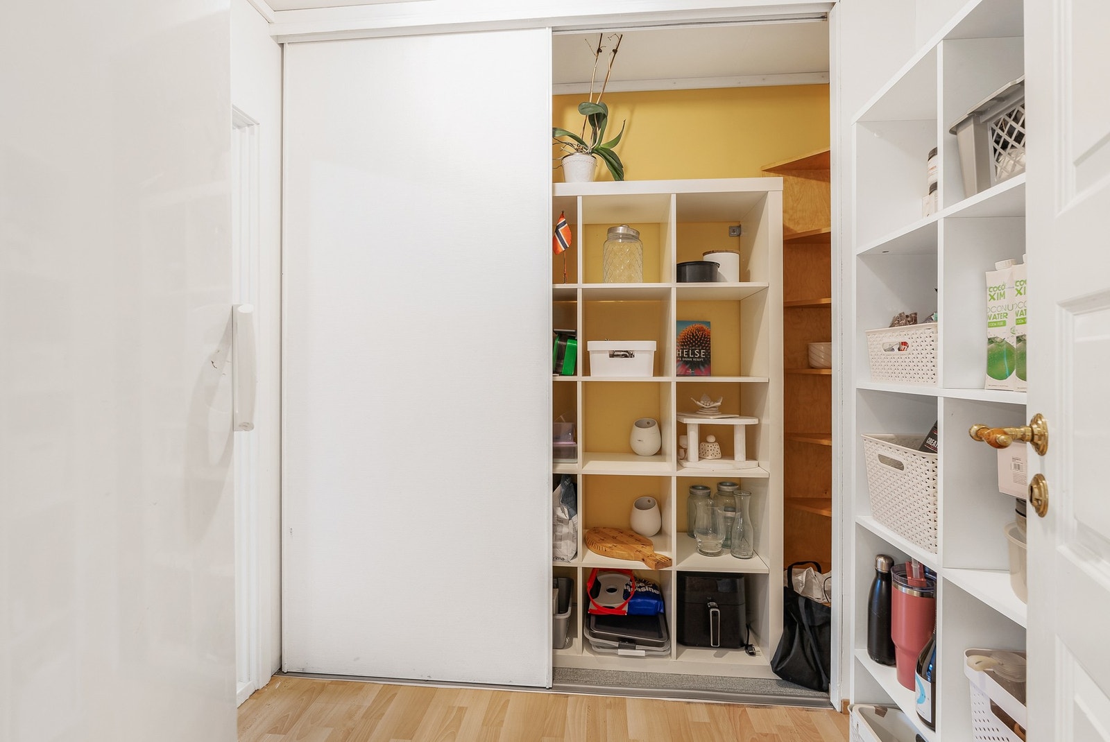 I tilknytning kjøkkenet er det en praktisk bod, som videre leder til denne etasjens soverom. Galleribilde