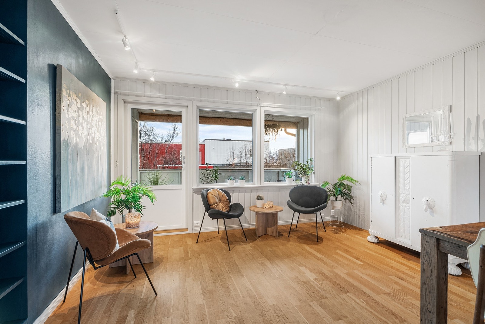 I tilknytning kjøkkenet er det god plass til en stor spisestue. Galleribilde